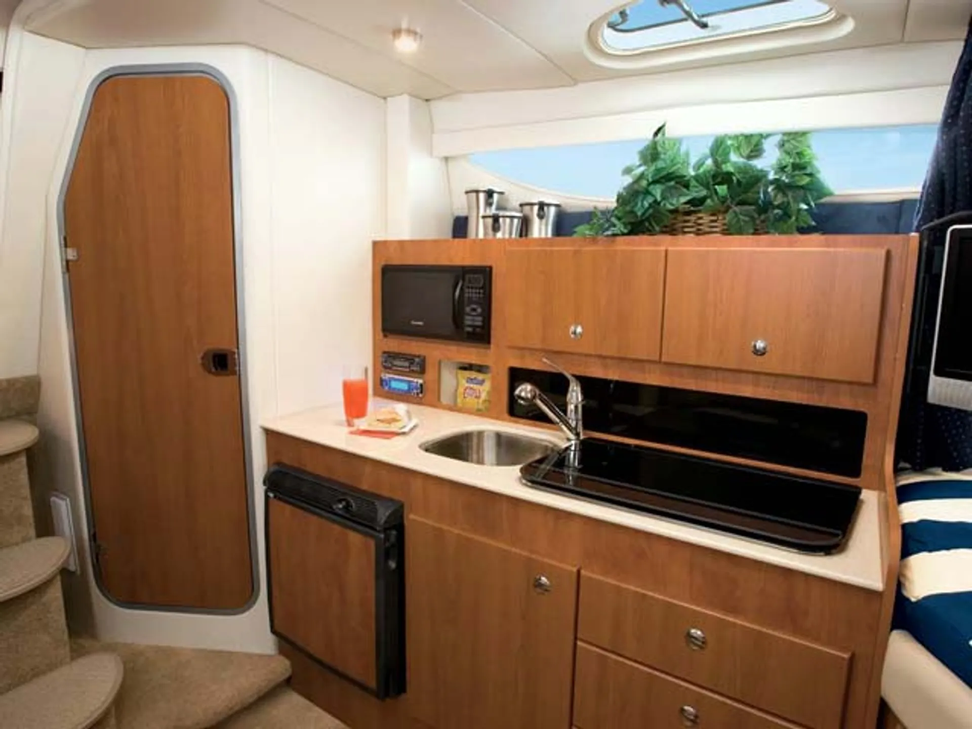 Bayliner 300S Cruiser in Jersey City, NJ — photo 7