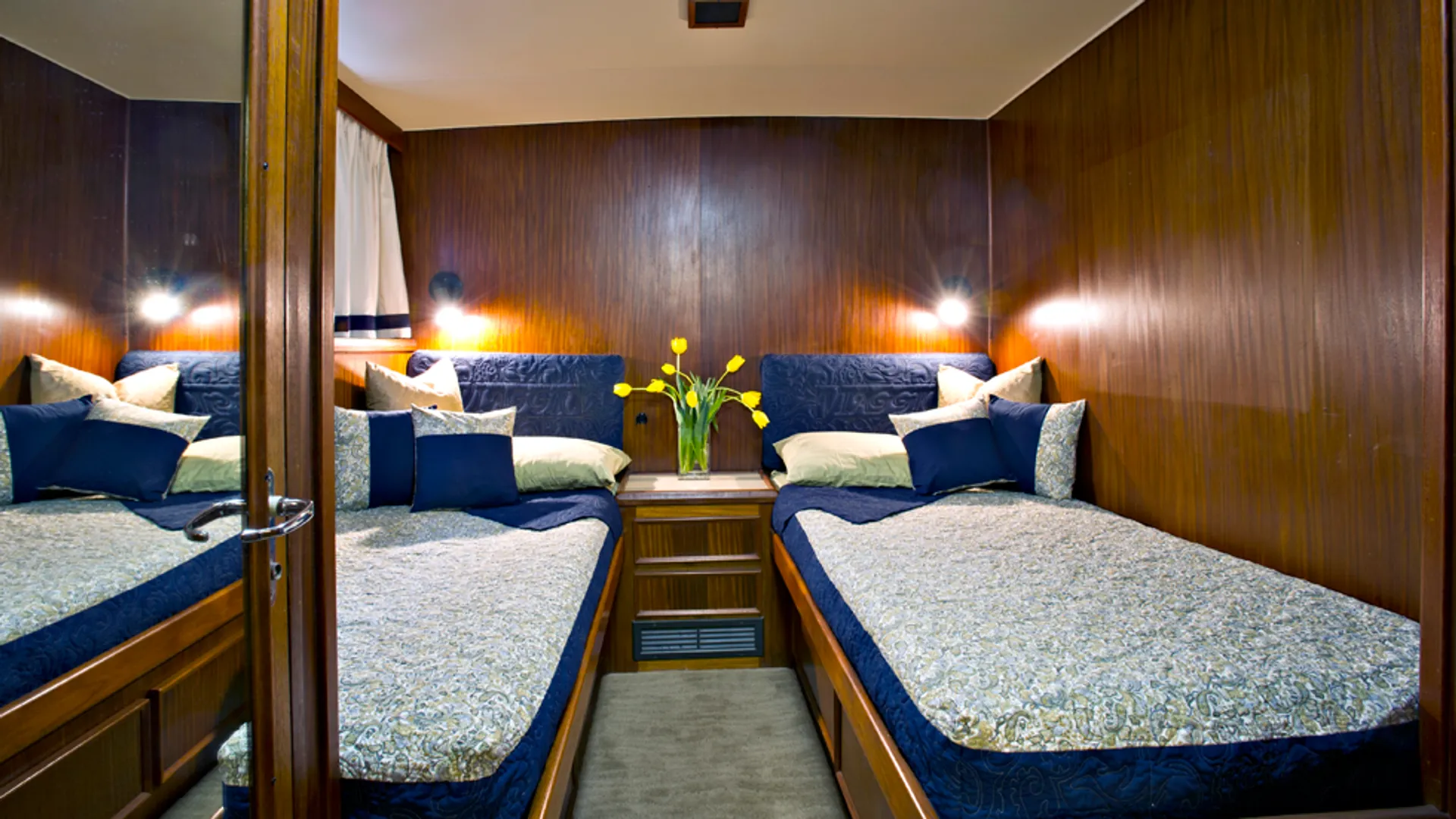 Hatteras Yachts 70 Motor Yacht in Seattle, WA — photo 8