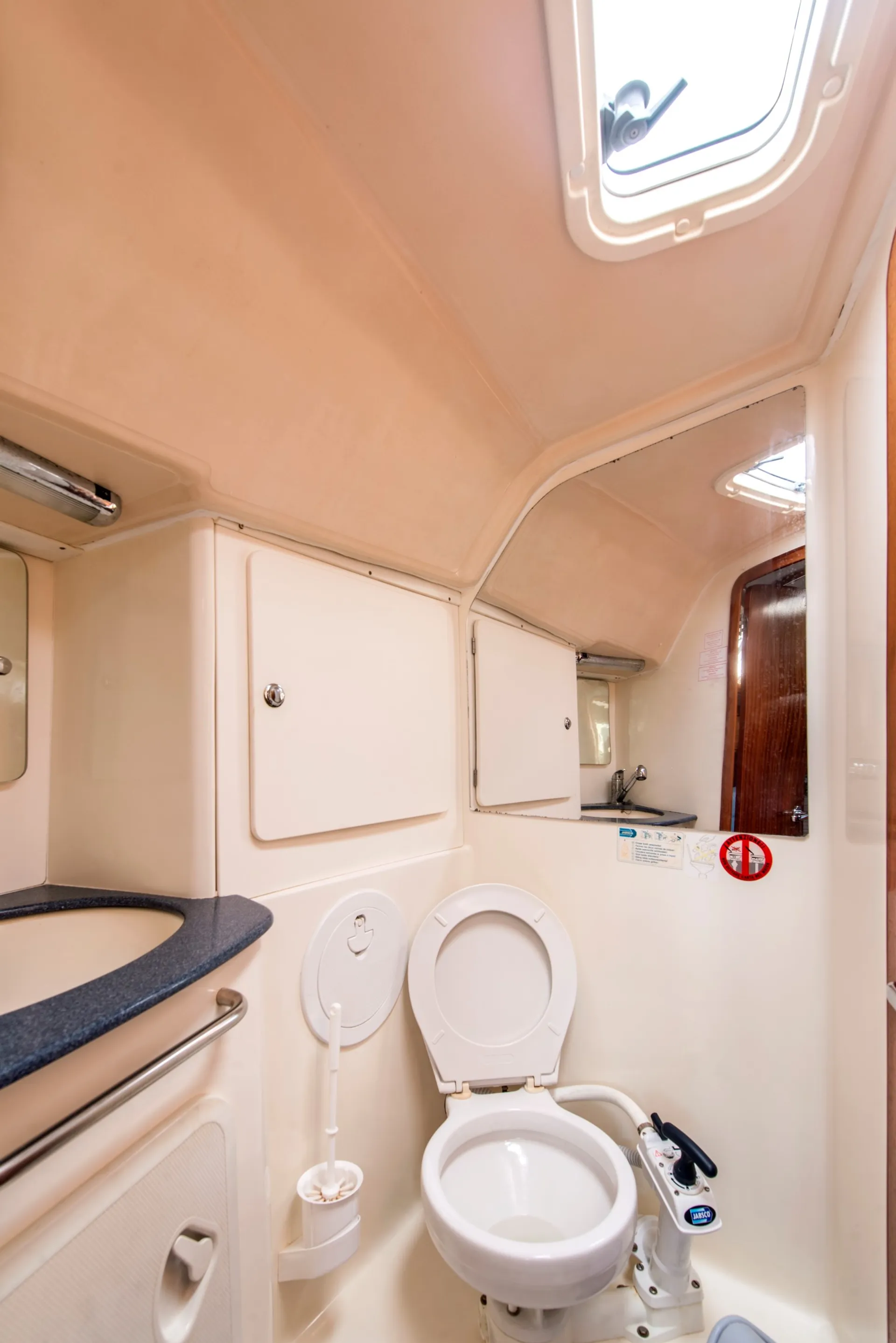 Bavaria 36 Bavaria 36 in Lefkada, Peloponnisos Dytiki Ellada ke Ionio — photo 9