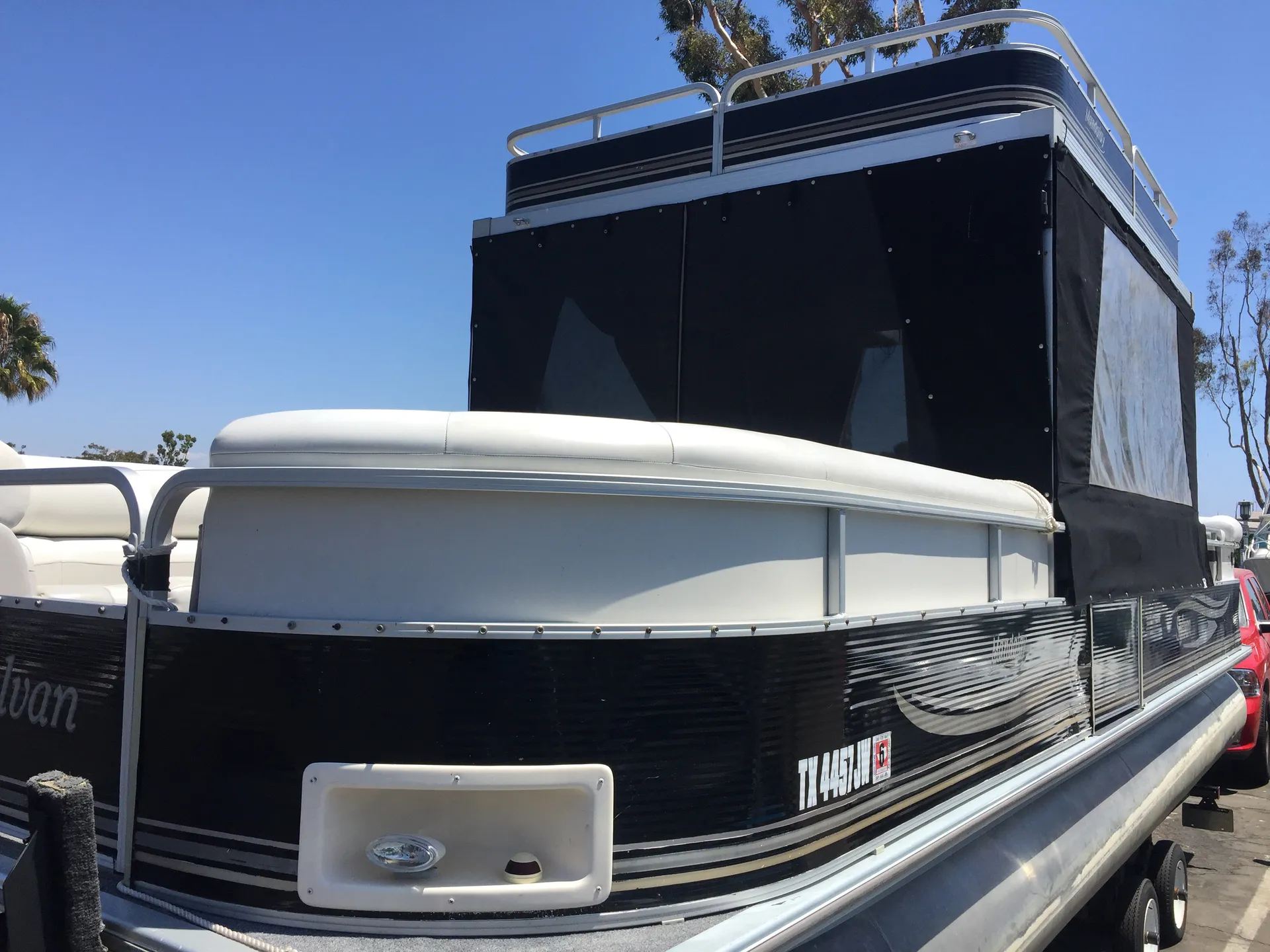 Sylvan Marine 8527 Mandalay Hardtop in Spicewood, TX — photo 5