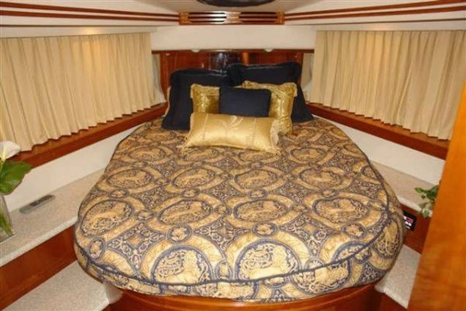 BEAUTIFUL SPACIOUS LUXURY YACHT  
