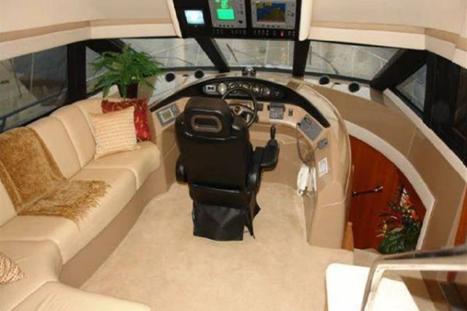 BEAUTIFUL SPACIOUS LUXURY YACHT  