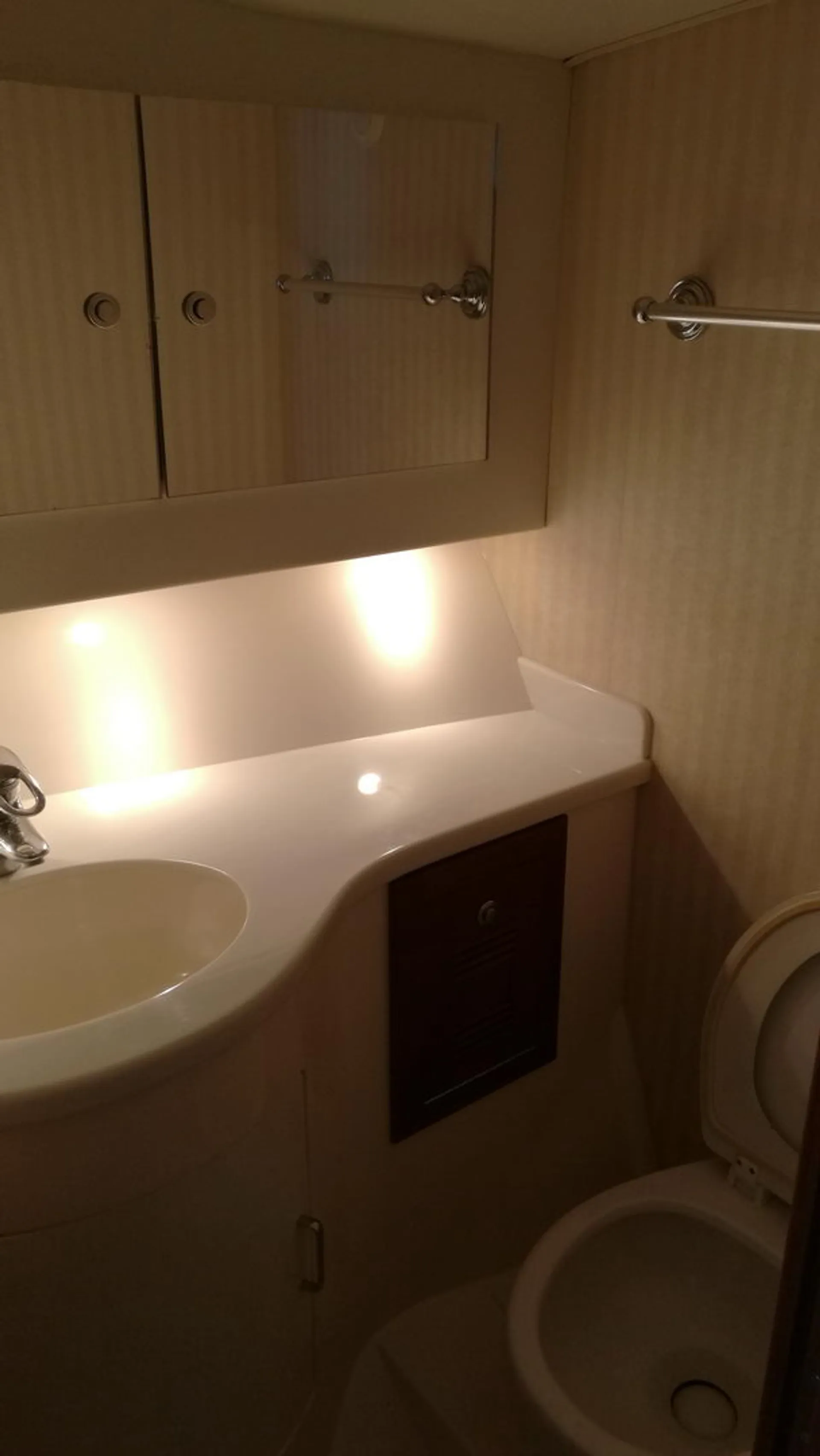 Cabo Yachts Inc 40 Express Sportfish in Cancún, Quintana Roo — photo 3