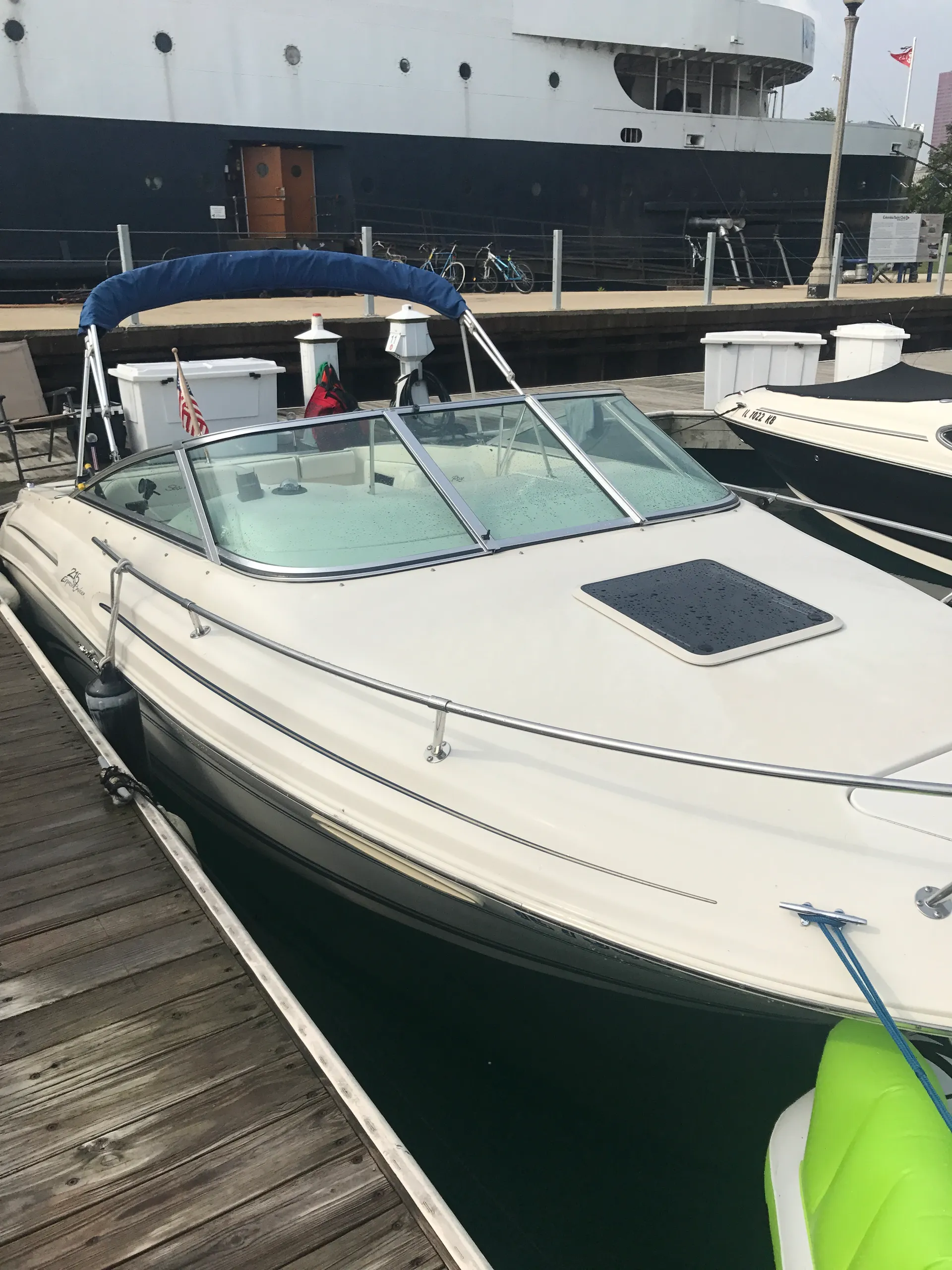 Sea Ray Boats 215 Express Cruiser in Algonquin, IL — photo 2