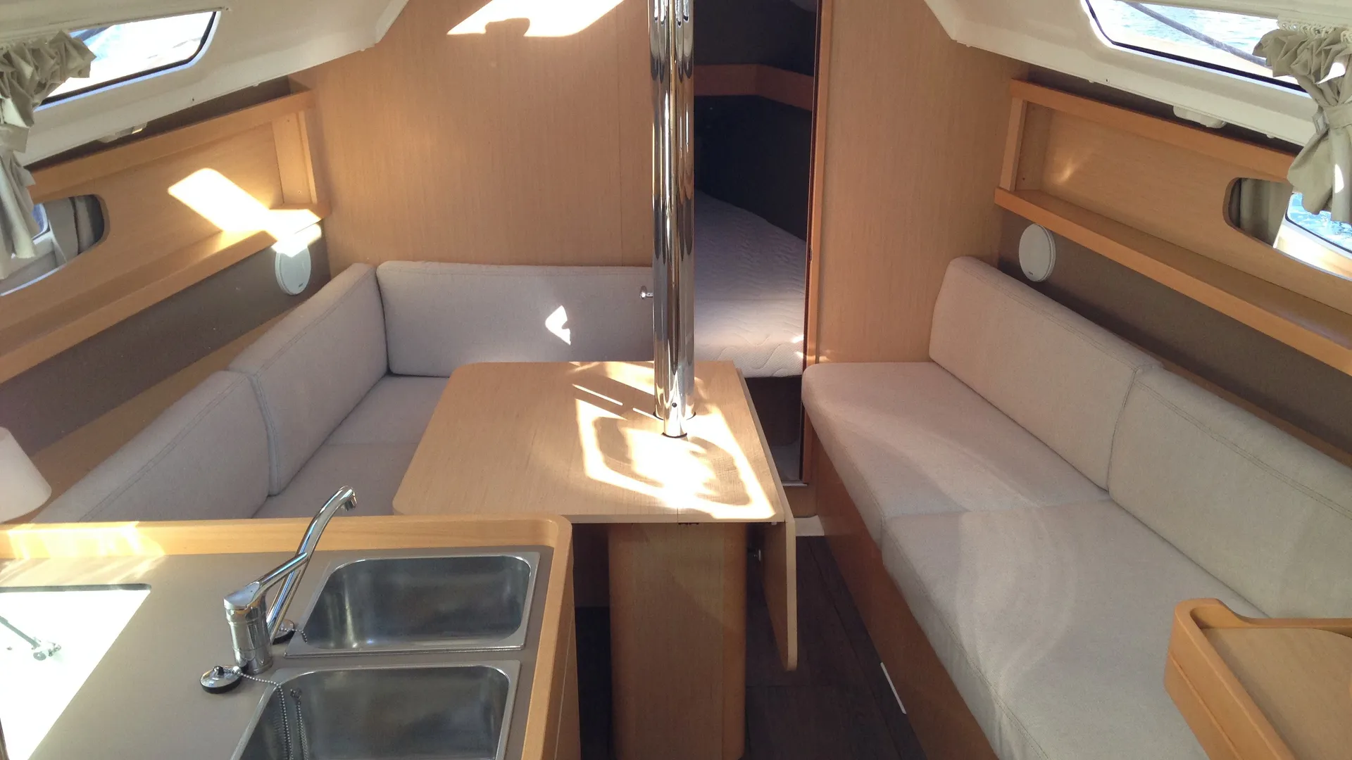 Beneteau Oceanis 31 in Barcelona, CT — photo 3