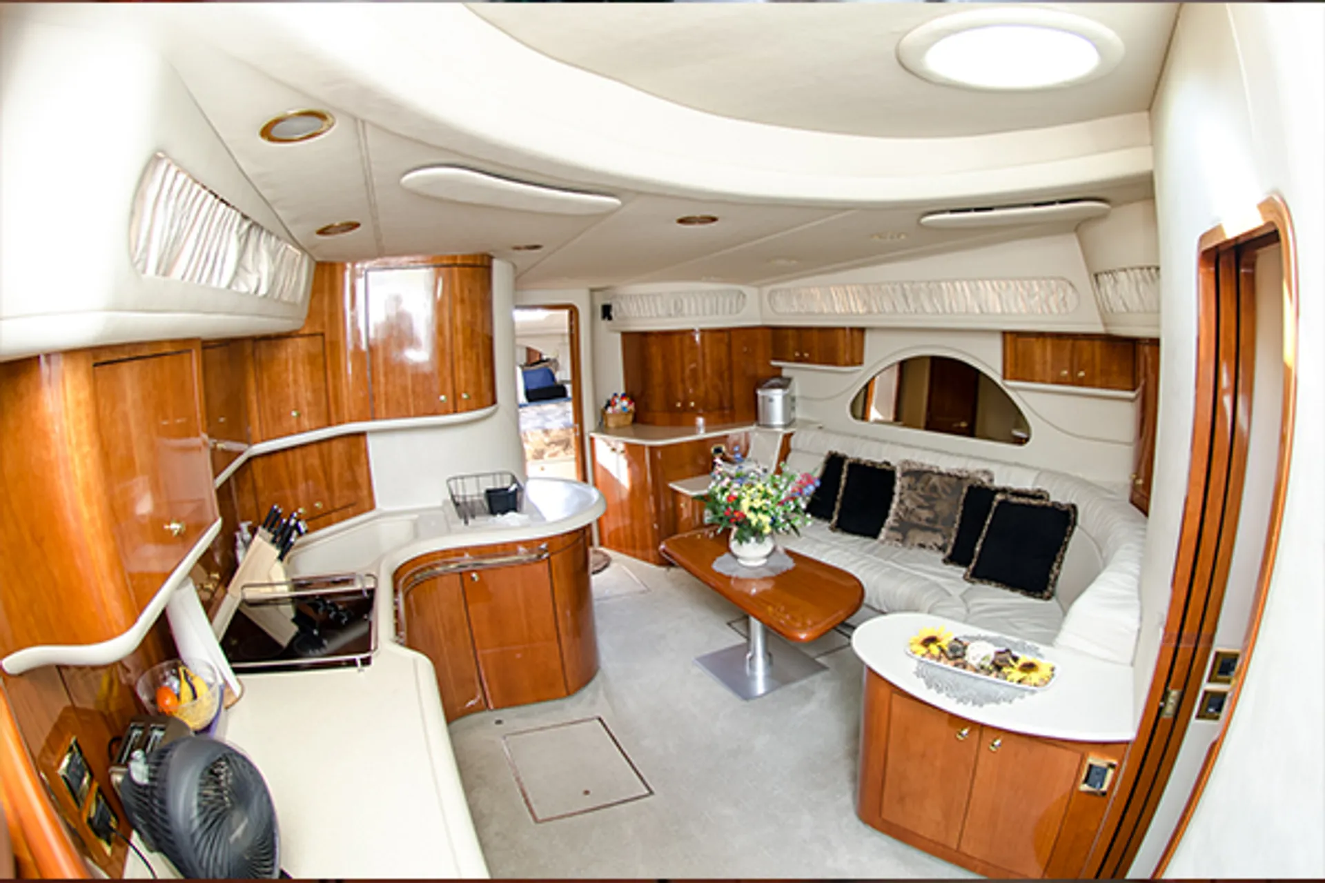 Sea Ray 60 Sundancer in null, George Town — photo 4