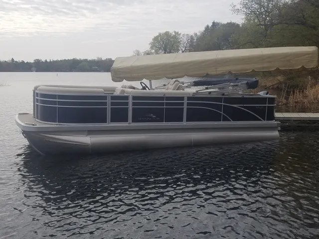 Rent a Bennington Marine pontoon in Annandale, MN near me