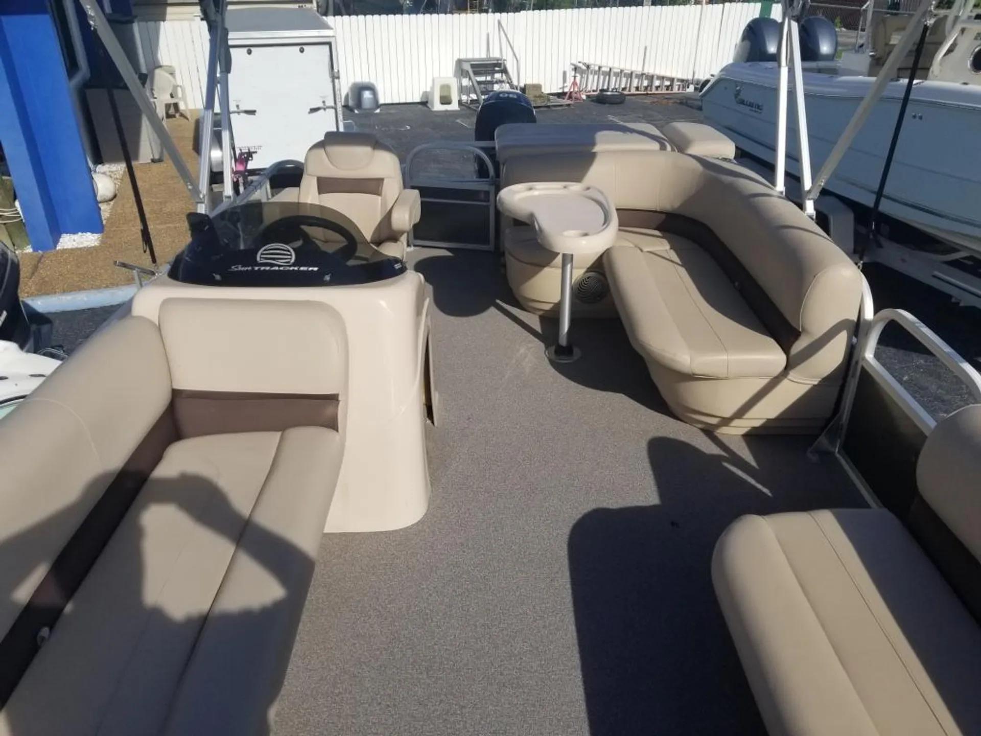 Sun Tracker by Tracker Marine Party Barge 20 DLX w/90ELPT 4-S in Cape Coral, FL — photo 5