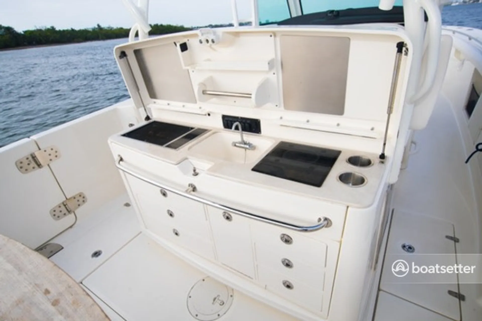 Boston Whaler 370 Outrage w/3-300L6 Verado Joystick in Key West, FL — photo 4