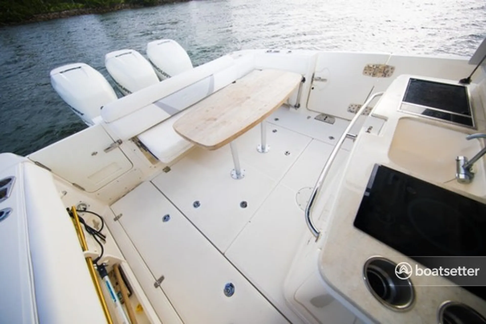 Boston Whaler 370 Outrage w/3-300L6 Verado Joystick in Key West, FL — photo 7