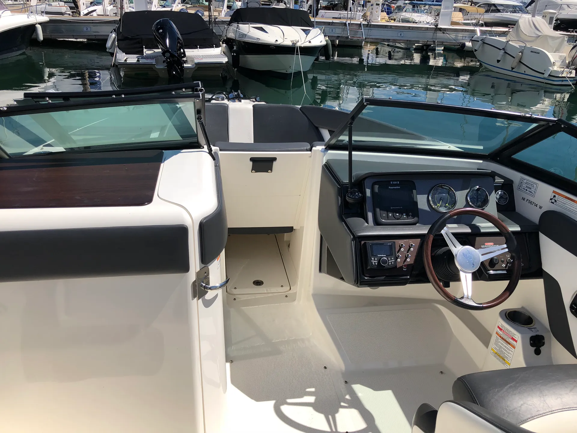 Sea Ray Boats 230 SPX in Mandelieu-la-Napoule, Provence-Alpes-Côte d'Azur — photo 4