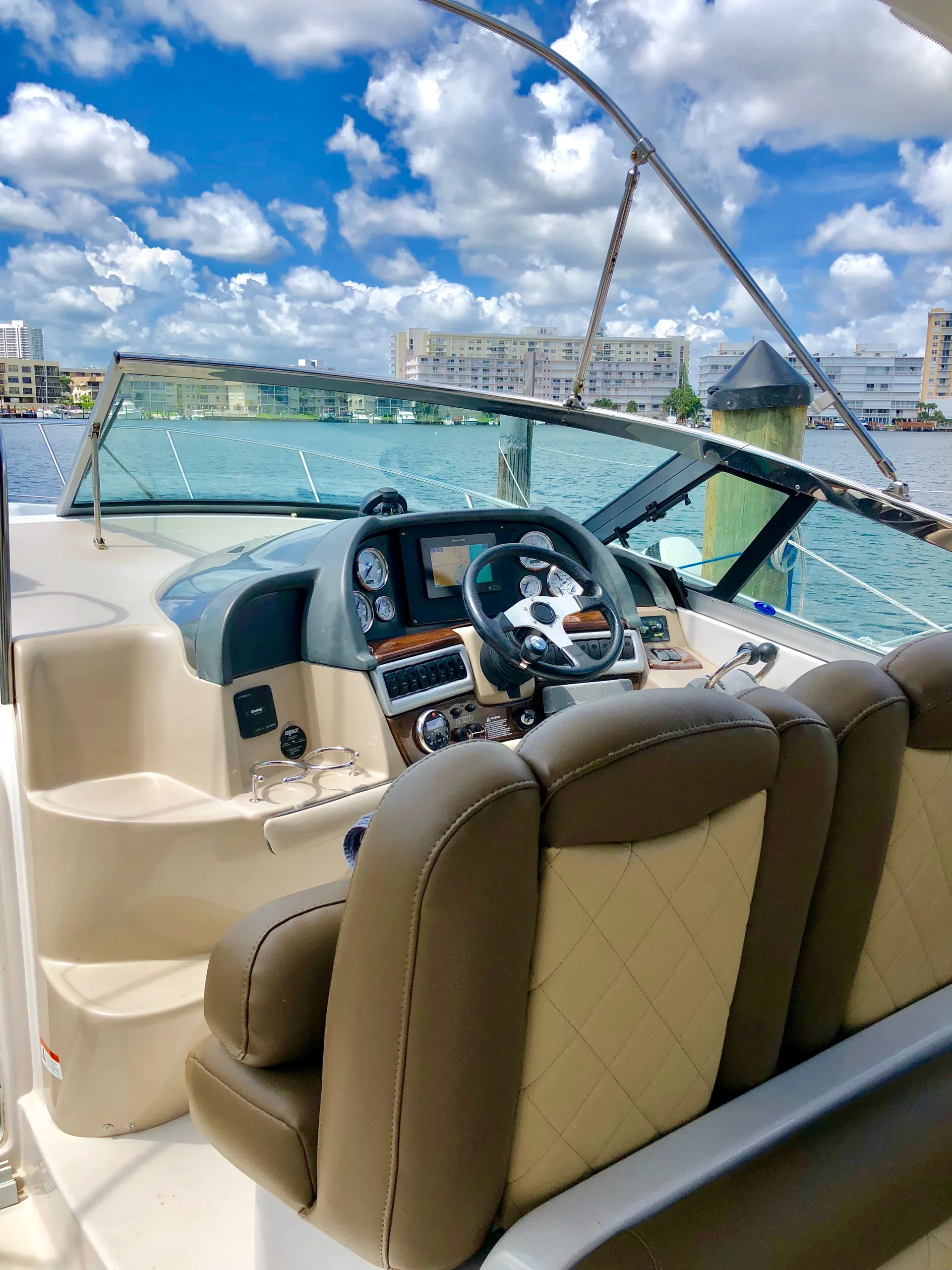 Four Winns Vista 37 in Hallandale Beach, FL — photo 3