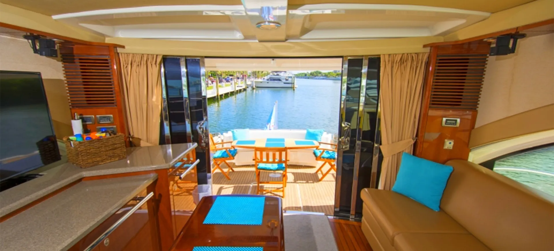 Sea Ray Boats 60 Sundancer in Hallandale Beach, FL — photo 3