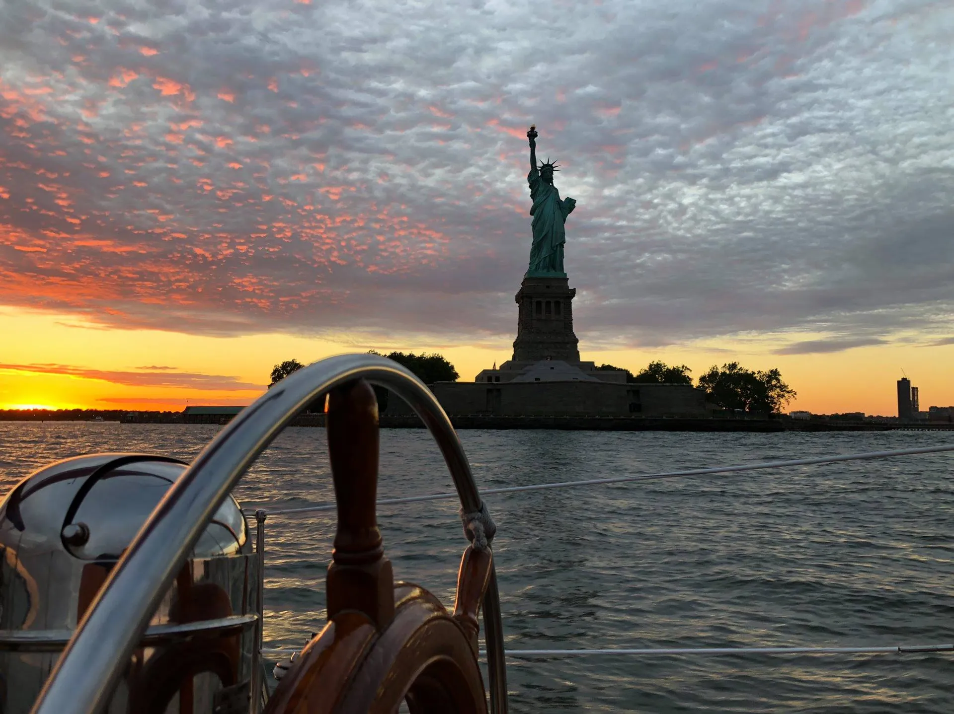  Sail NYC's skyline in style!