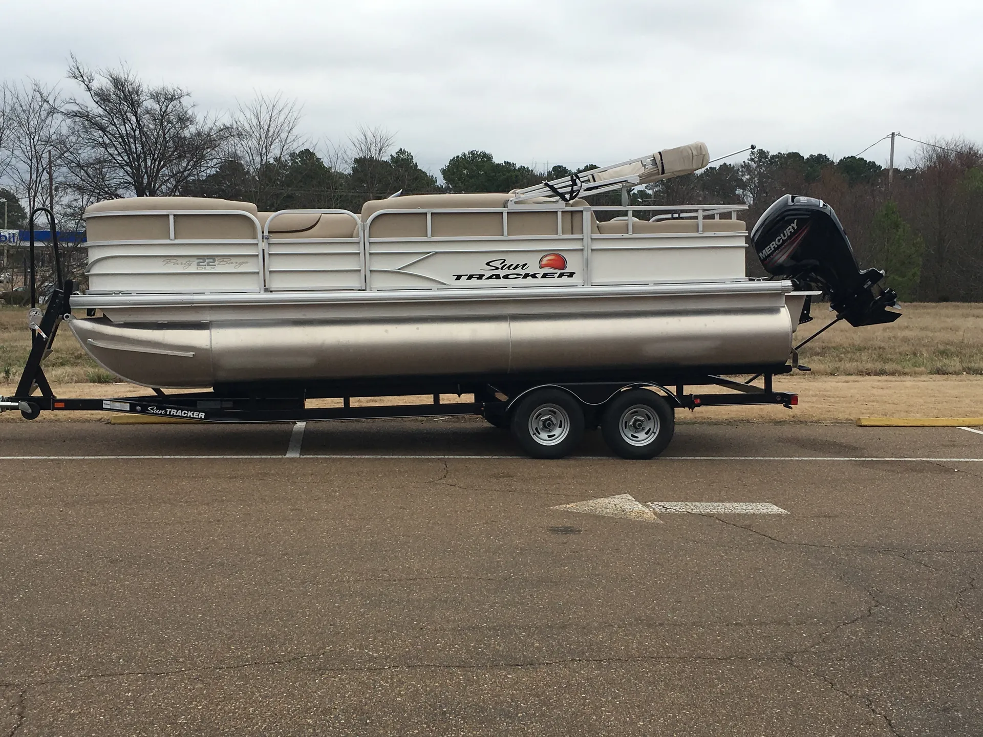 Sun Tracker by Tracker Marine Party Barge 22 DLX w/115ELPT 4-S in Ridgeland, MS — photo 2