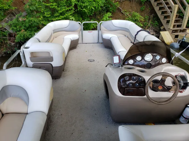 Rent a Sun Tracker by Tracker Marine pontoon in Topton, NC near me