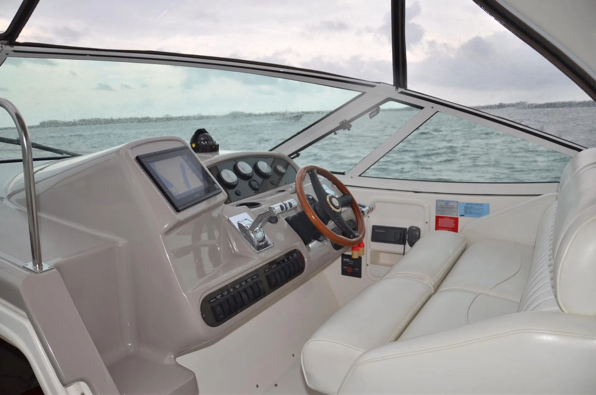 Cruisers Yachts 380 Express in Miami, FL — photo 5