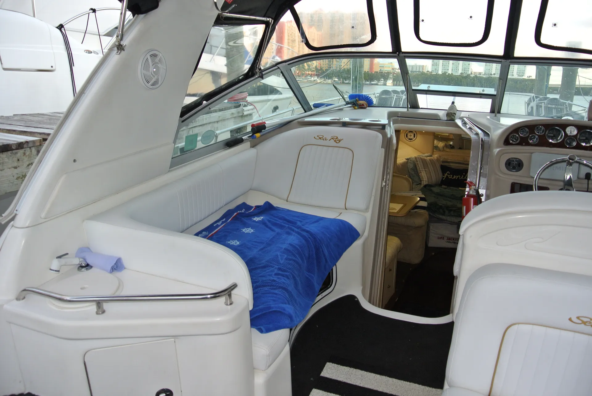 Sea Ray Boats 290 Sundancer in Sunny Isles Beach, FL — photo 3