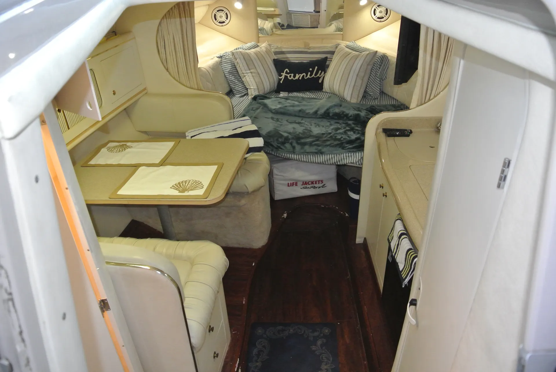 Sea Ray Boats 290 Sundancer in Sunny Isles Beach, FL — photo 7