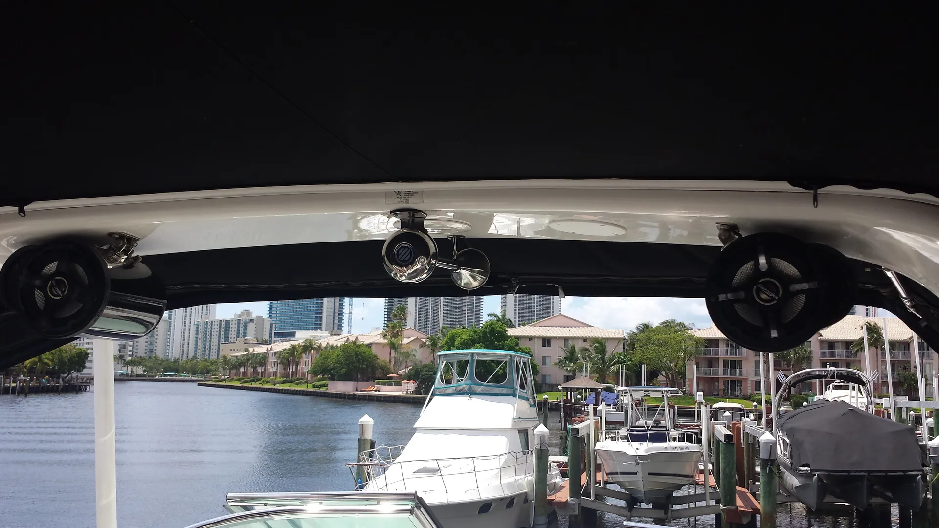 Chaparral Boats 256 SSX Sport Deck in Hallandale Beach, FL — photo 5