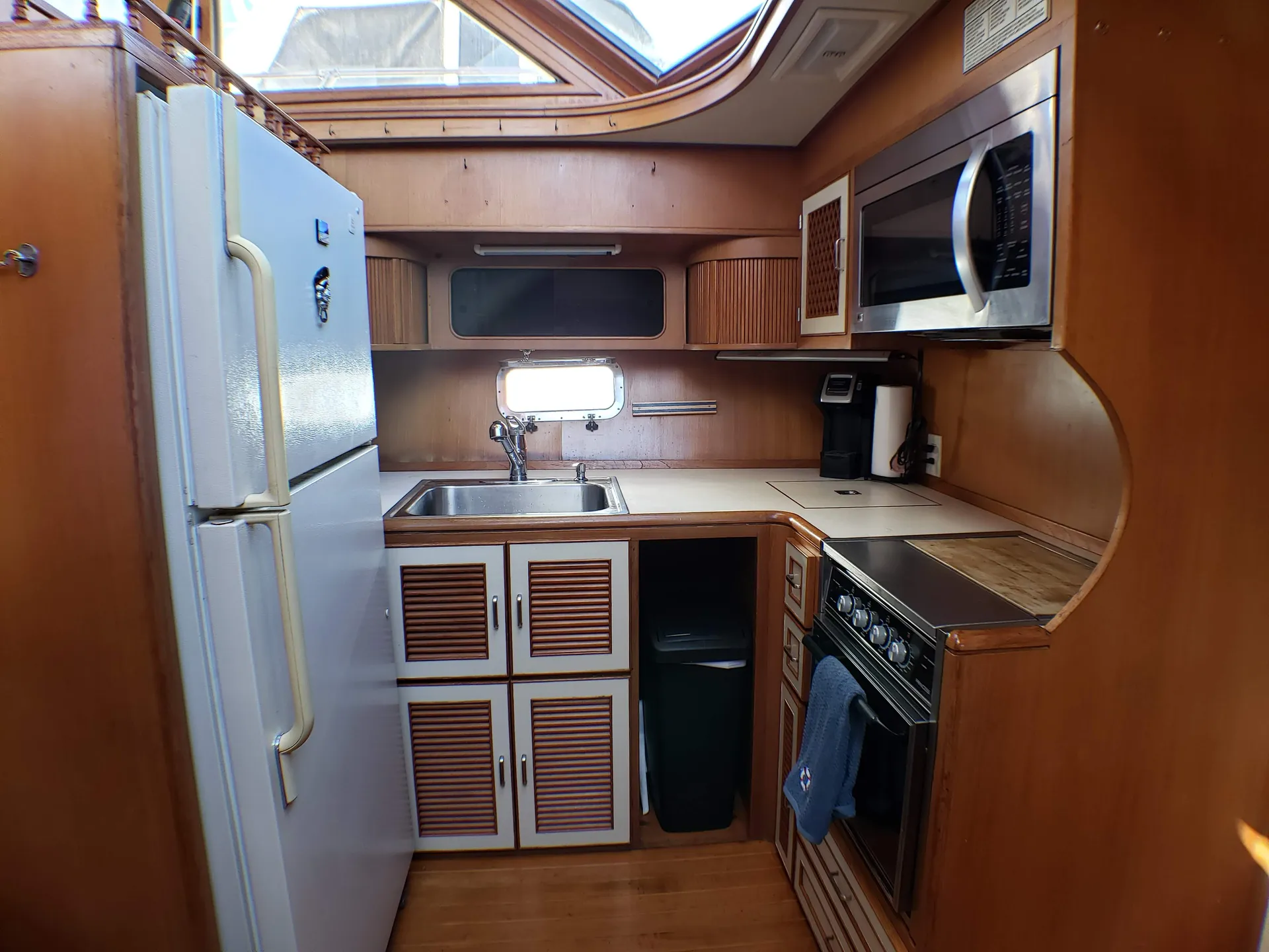 60ft Luxury HiStar YachtFisher with Starlink – Catalina Getaway