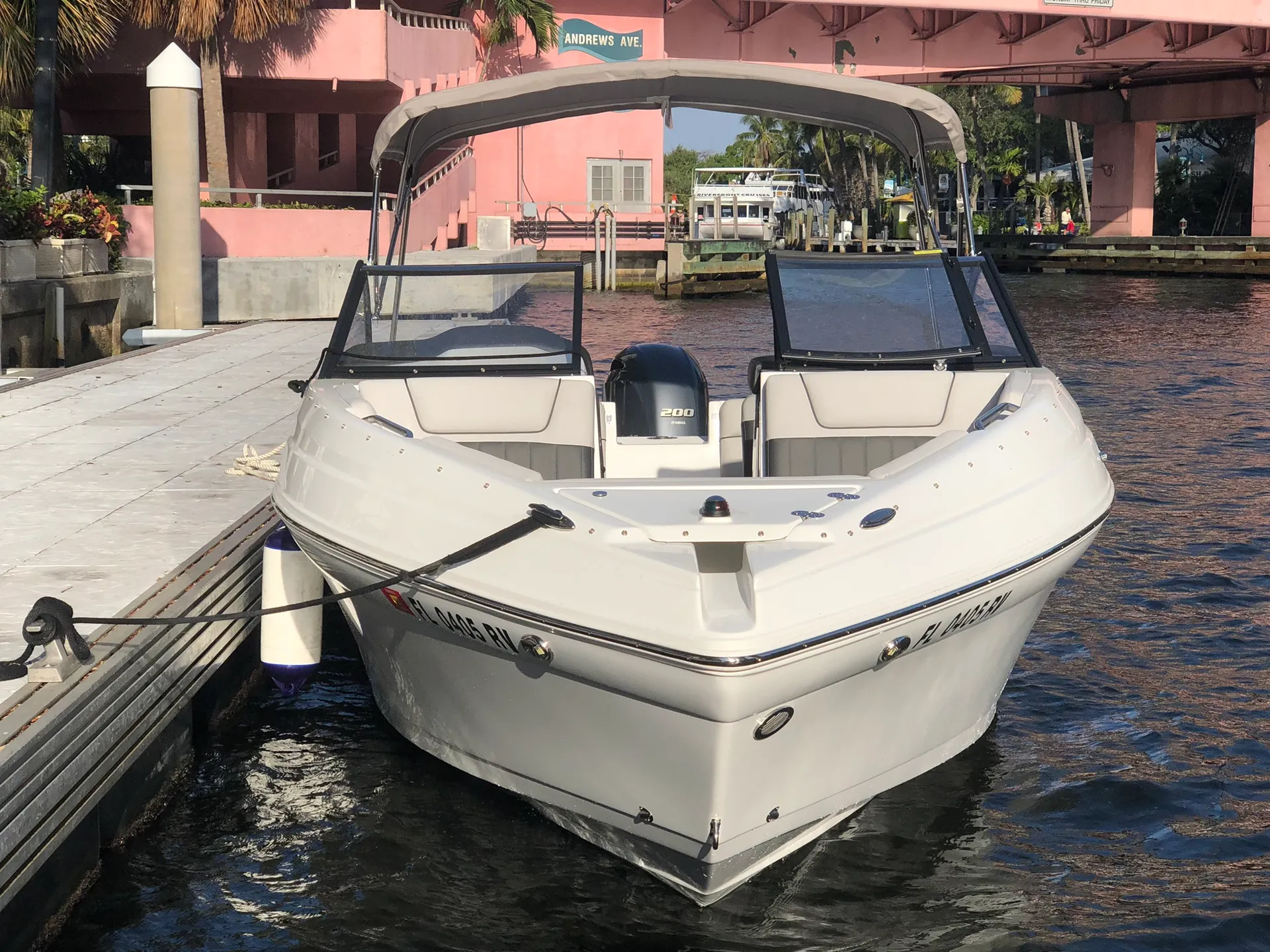 200HP Rinker Q3 23' for 12 ppl in Ft Lauderdale