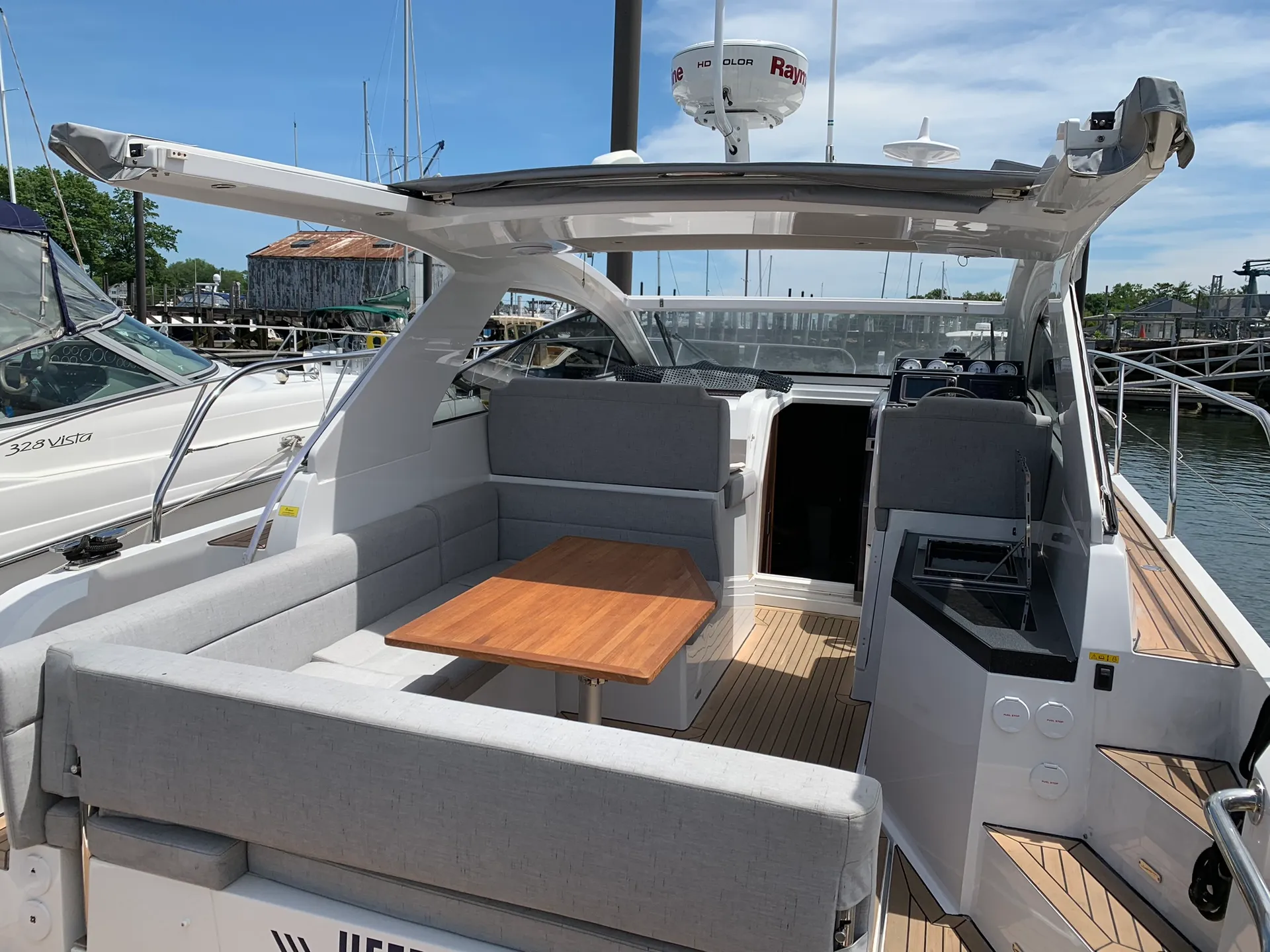 Sealine Boats S-34 in Chicago, IL — photo 2