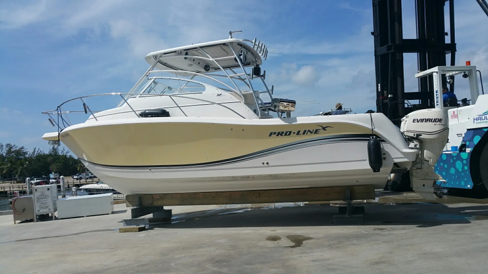 Pro-Line Boats 32 Express in Miami Beach, FL — photo 5