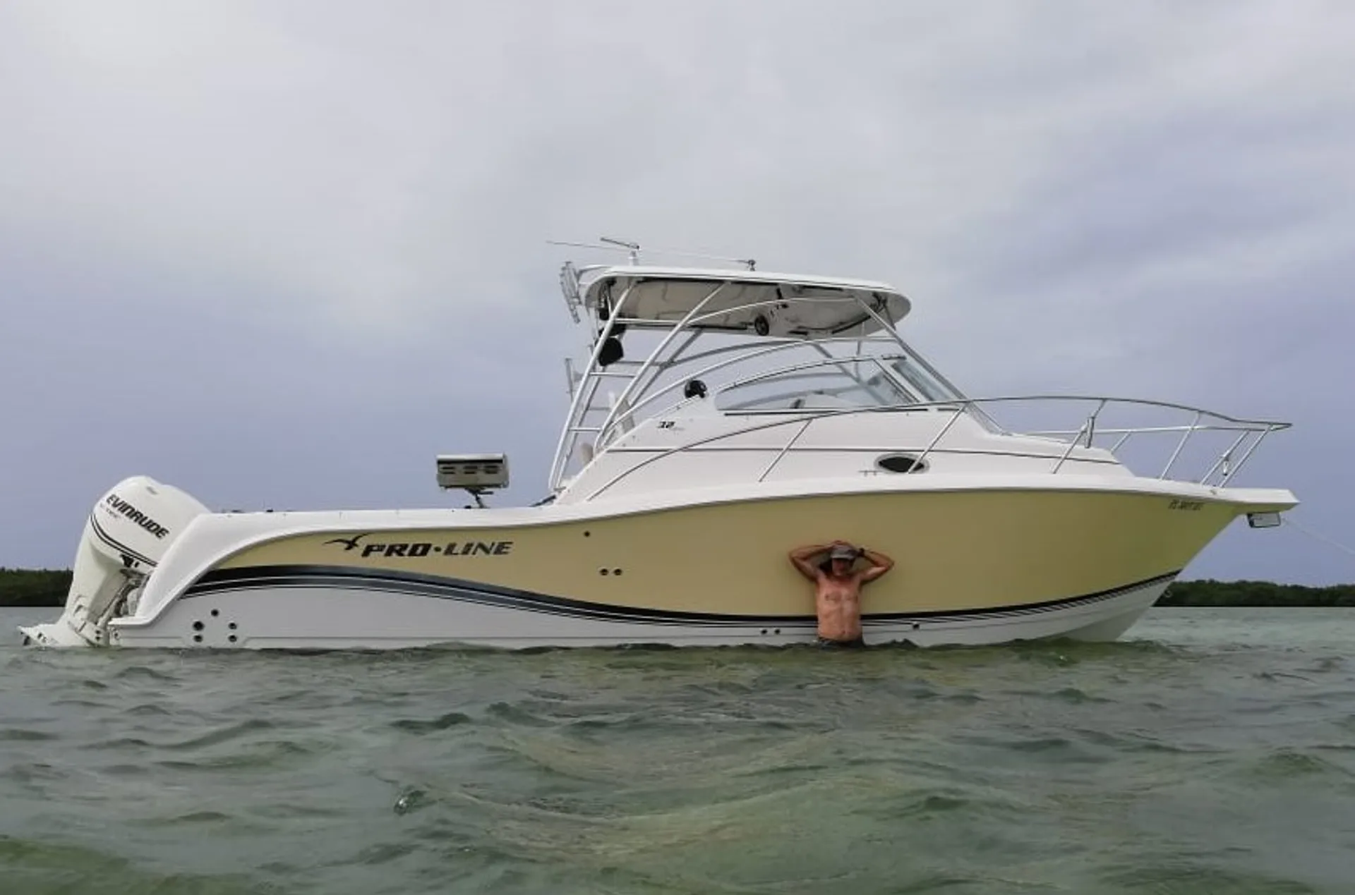 Pro-Line Boats 32 Express in Miami Beach, FL — photo 2