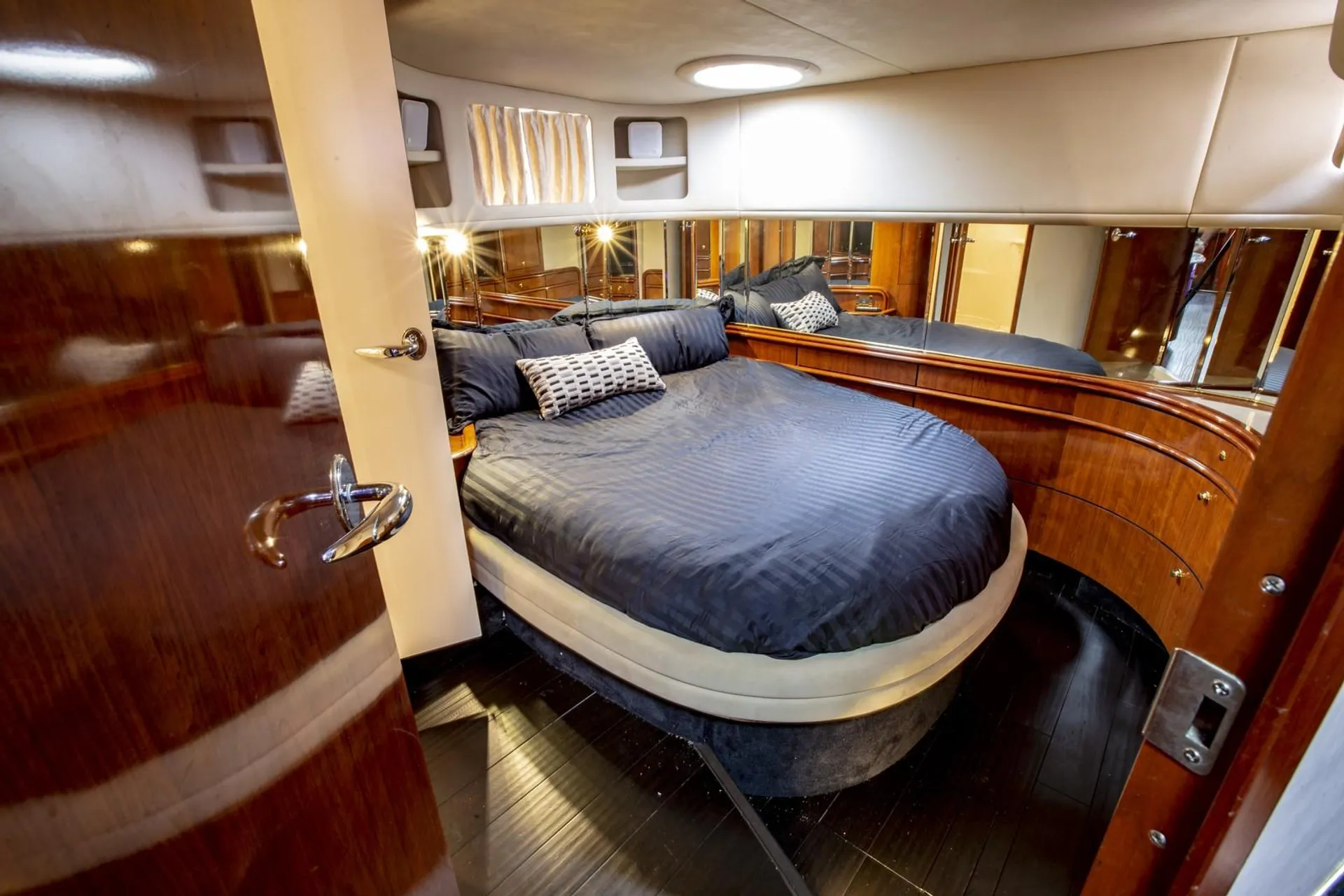 Sea Ray Boats 540 Sundancer in Miami Beach, FL — photo 8