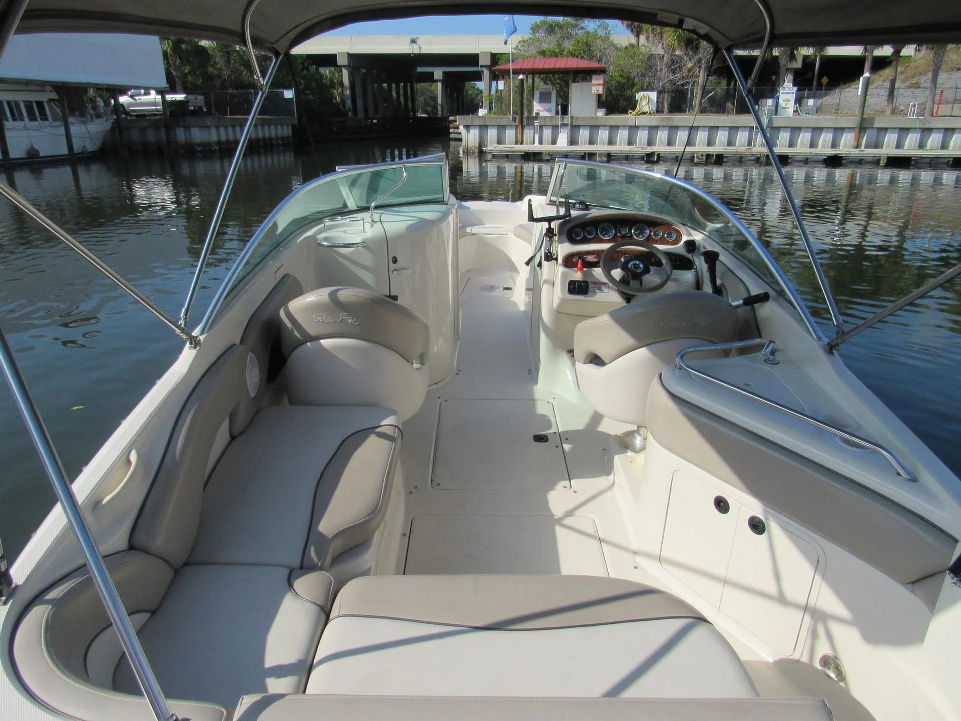 Sea Ray Boats 240 Sundeck in Fort Lauderdale, FL — photo 2
