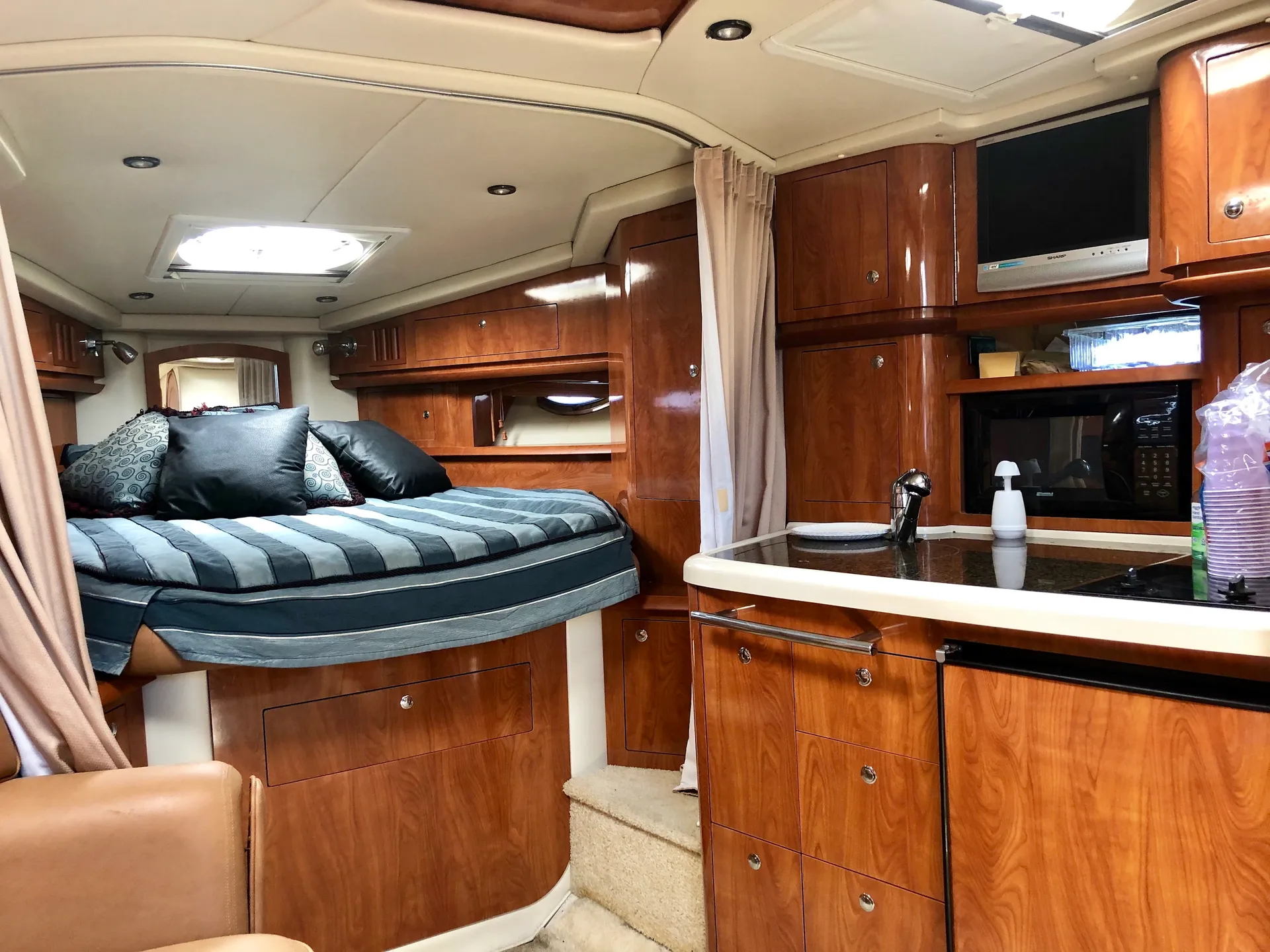 Four Winns Vista 37 in Hallandale Beach, FL — photo 7