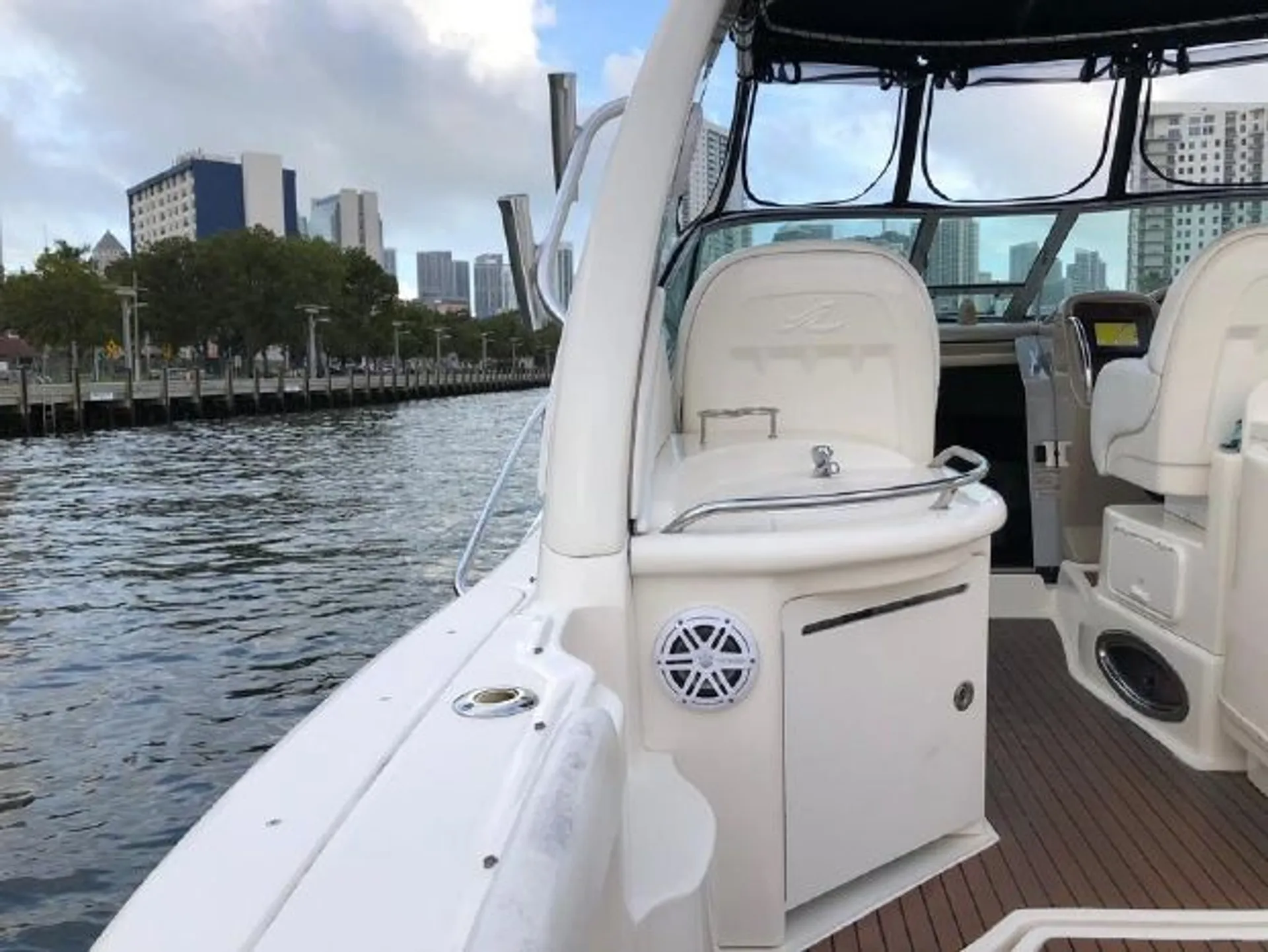 Sea Ray Boats 340 Sundancer in Miami, FL — photo 5