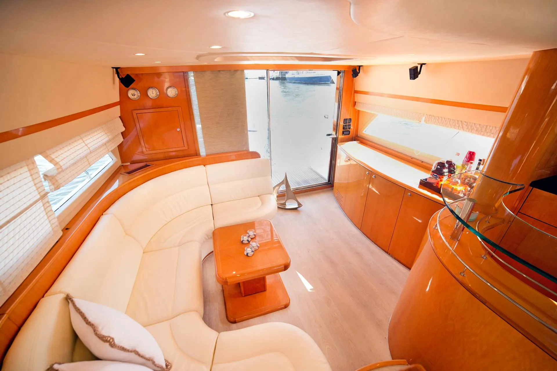 Uniesse Boats 58 Flybrige Motor Yatch in Miami, FL — photo 2