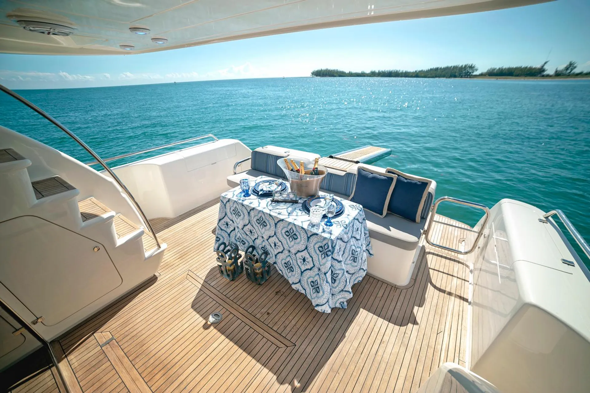 Uniesse Boats 58 Flybrige Motor Yatch in Miami, FL — photo 3