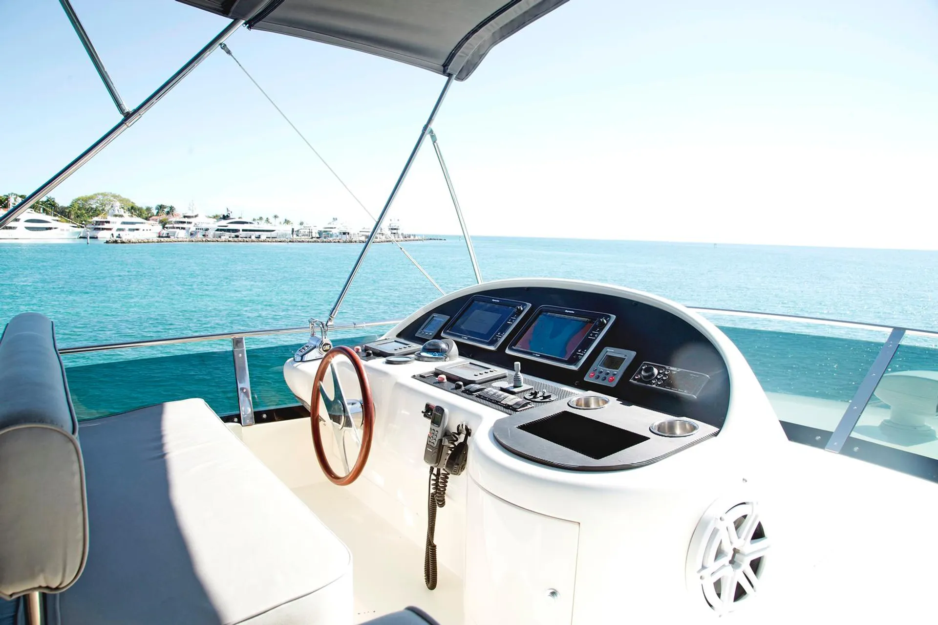 Uniesse Boats 58 Flybrige Motor Yatch in Miami, FL — photo 5