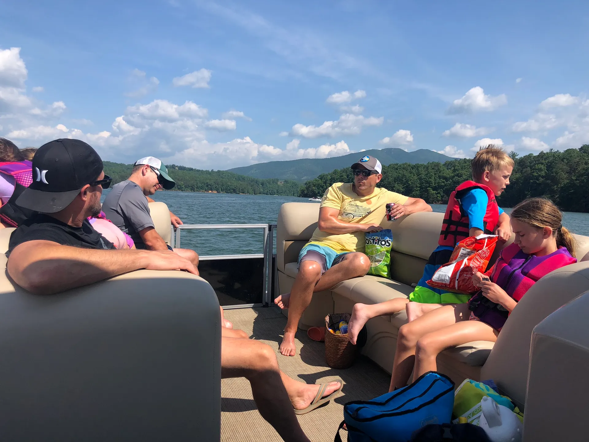 2018 24' Tritoon, 150hp, up to 16 Passangers