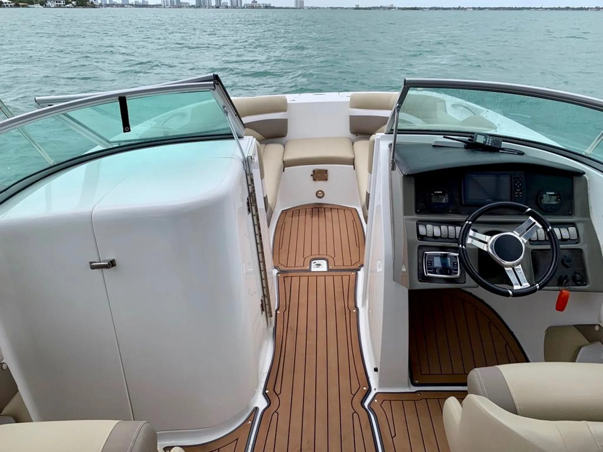 Hurricane Boats SD 2600 I/O in Miami Beach, FL — photo 4