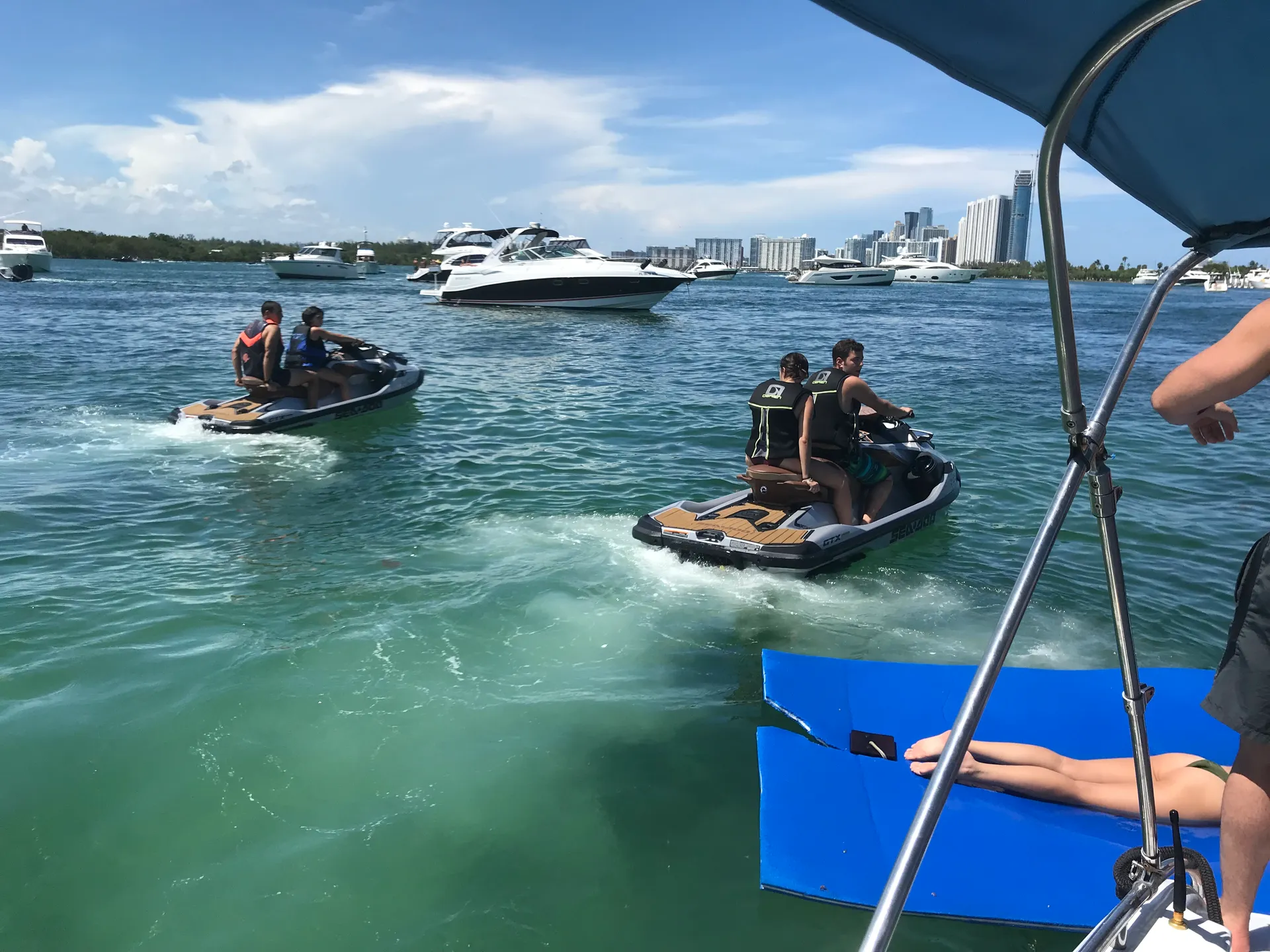 Clean, 21" Luxury Deck Boat (Day or Night cruise)