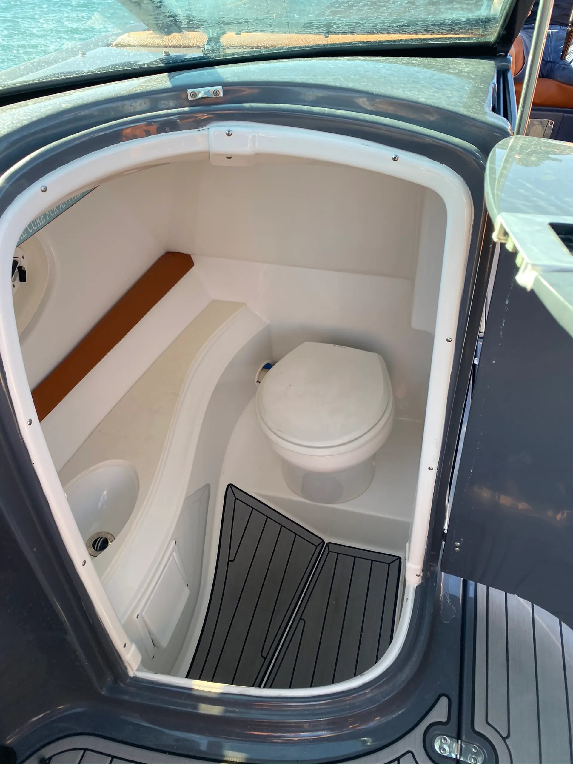 Cruisers Yachts 390 Express Coupe Joystick in Miami, FL — photo 9