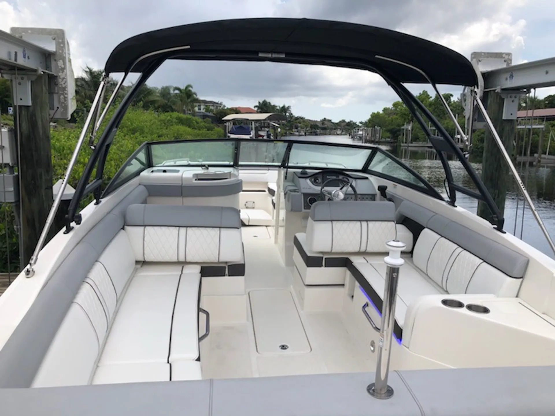 Sea Ray Boats 270 Sundeck w/300XL Verado in Bradenton, FL — photo 6
