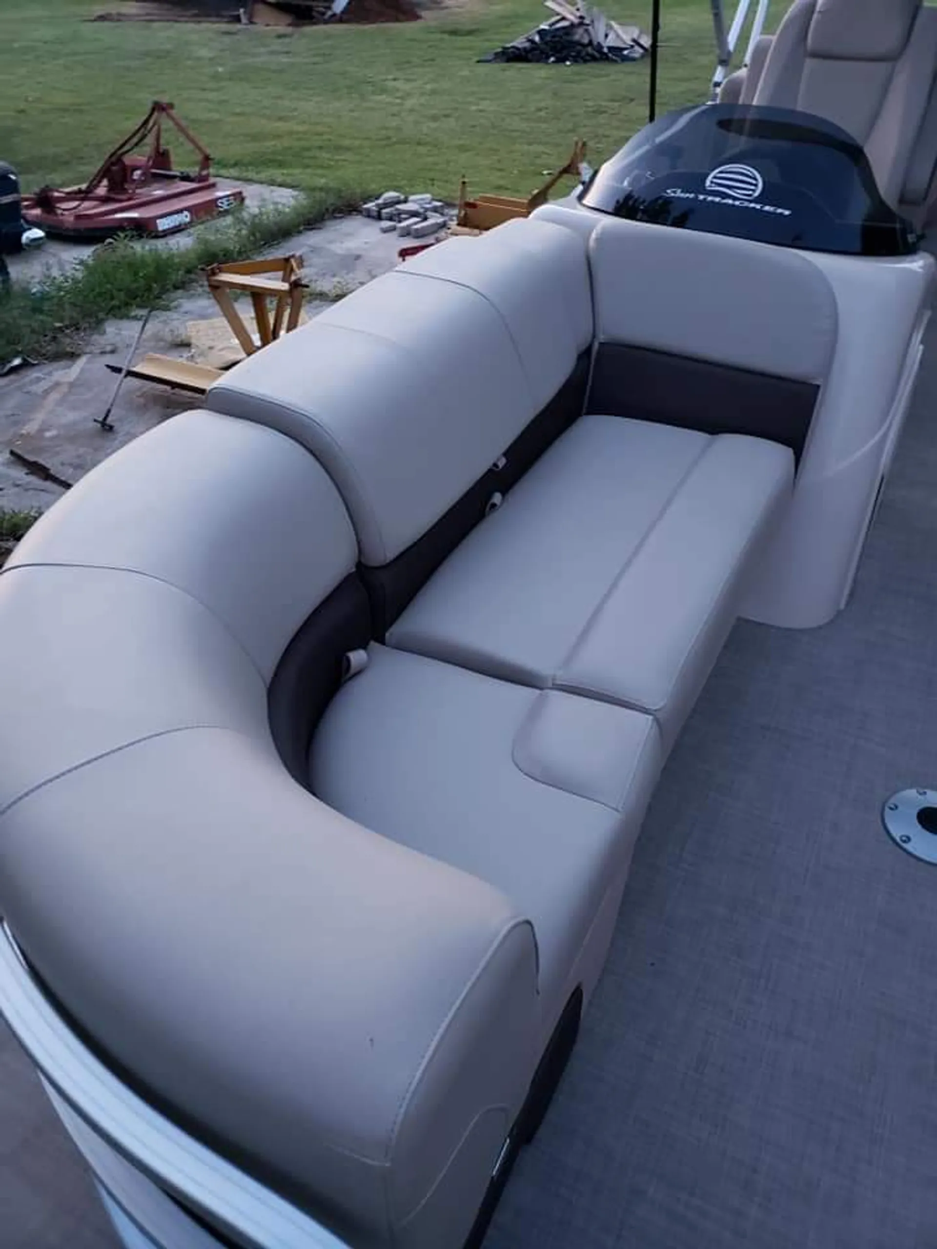 Sun Tracke Party Barge 22 DLX in Hooks, TX — photo 3