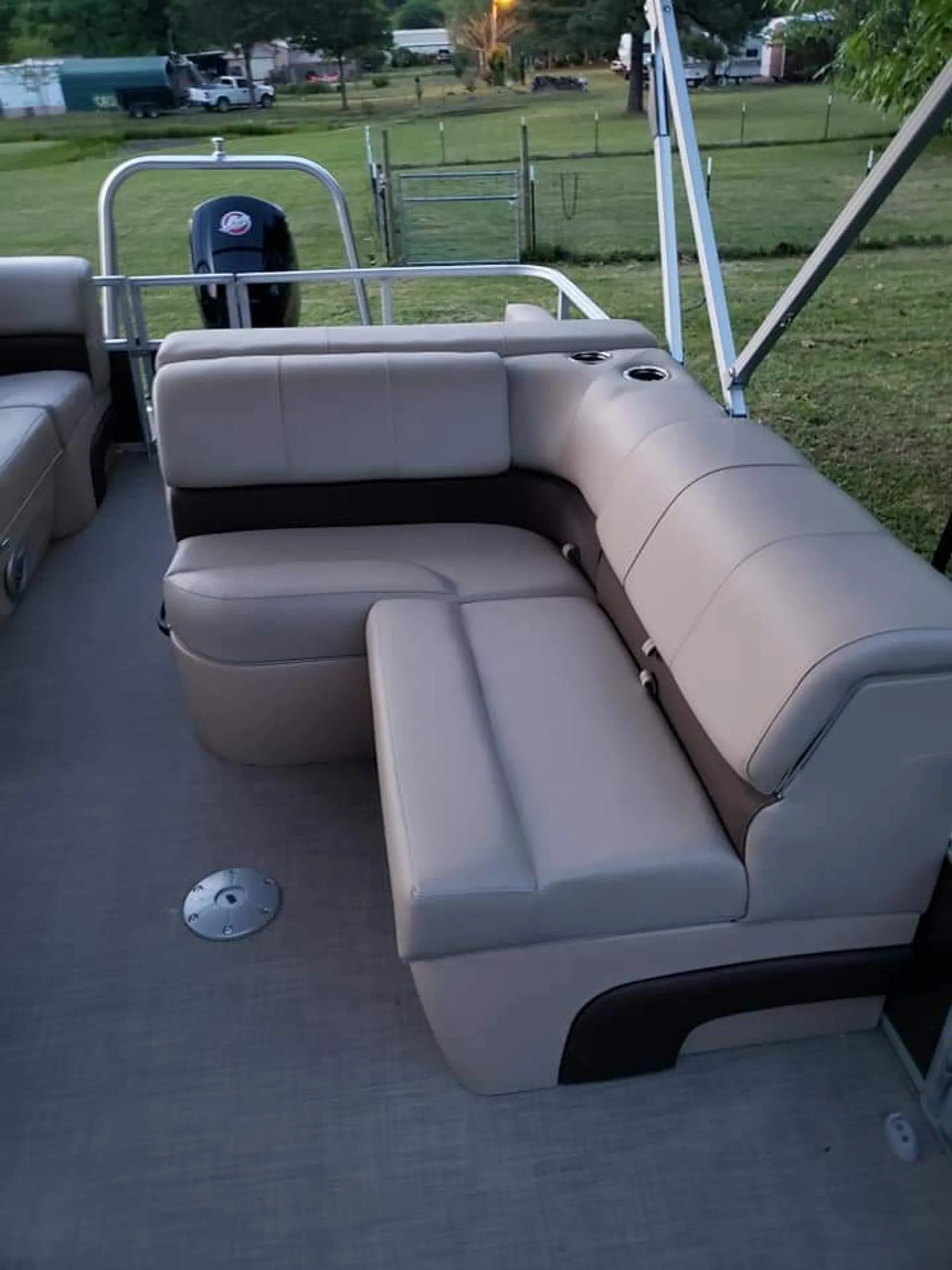 Sun Tracke Party Barge 22 DLX in Hooks, TX — photo 4