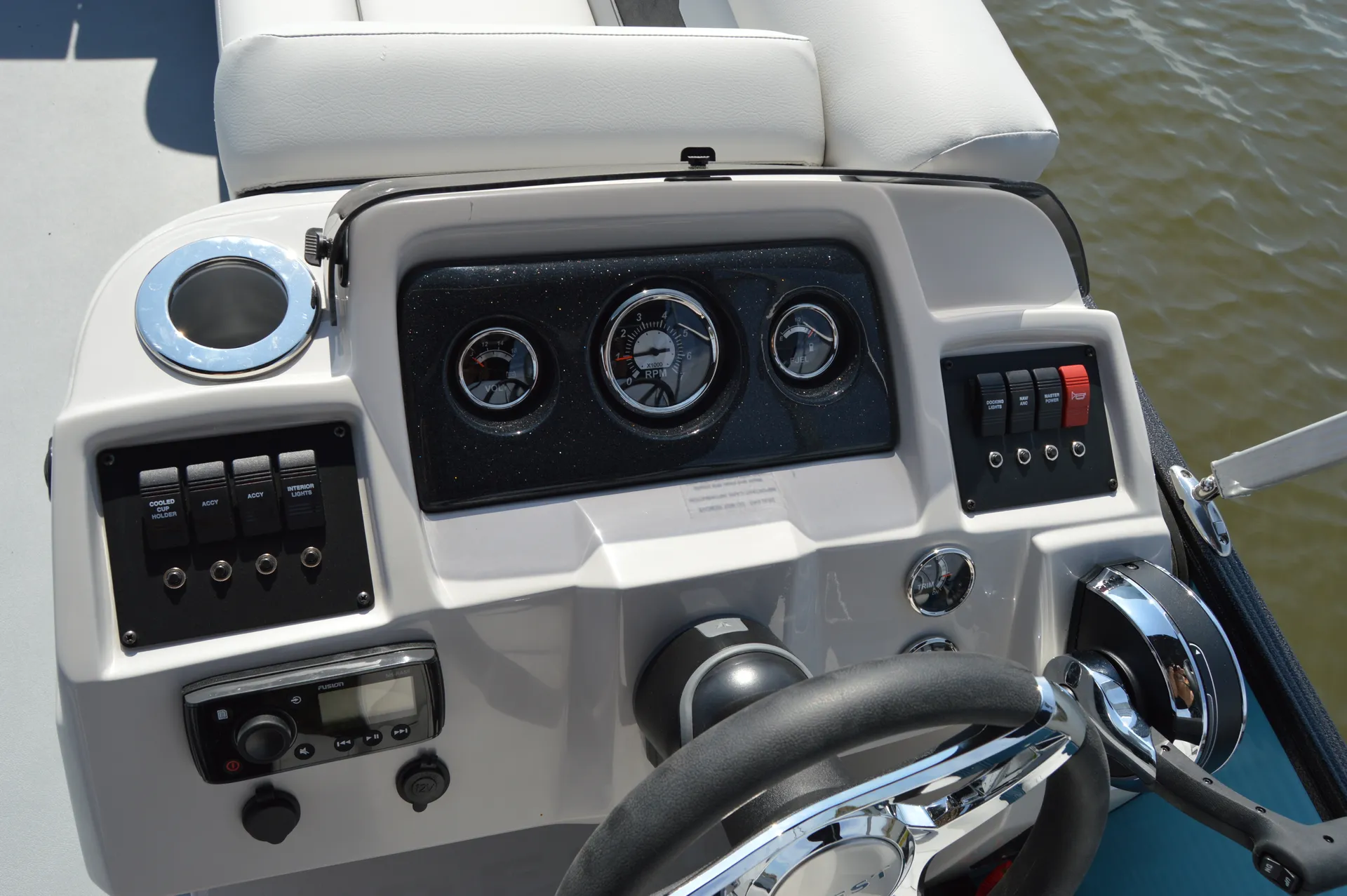 Crest Pontoons 190 Crest II in Leasburg, NC — photo 3