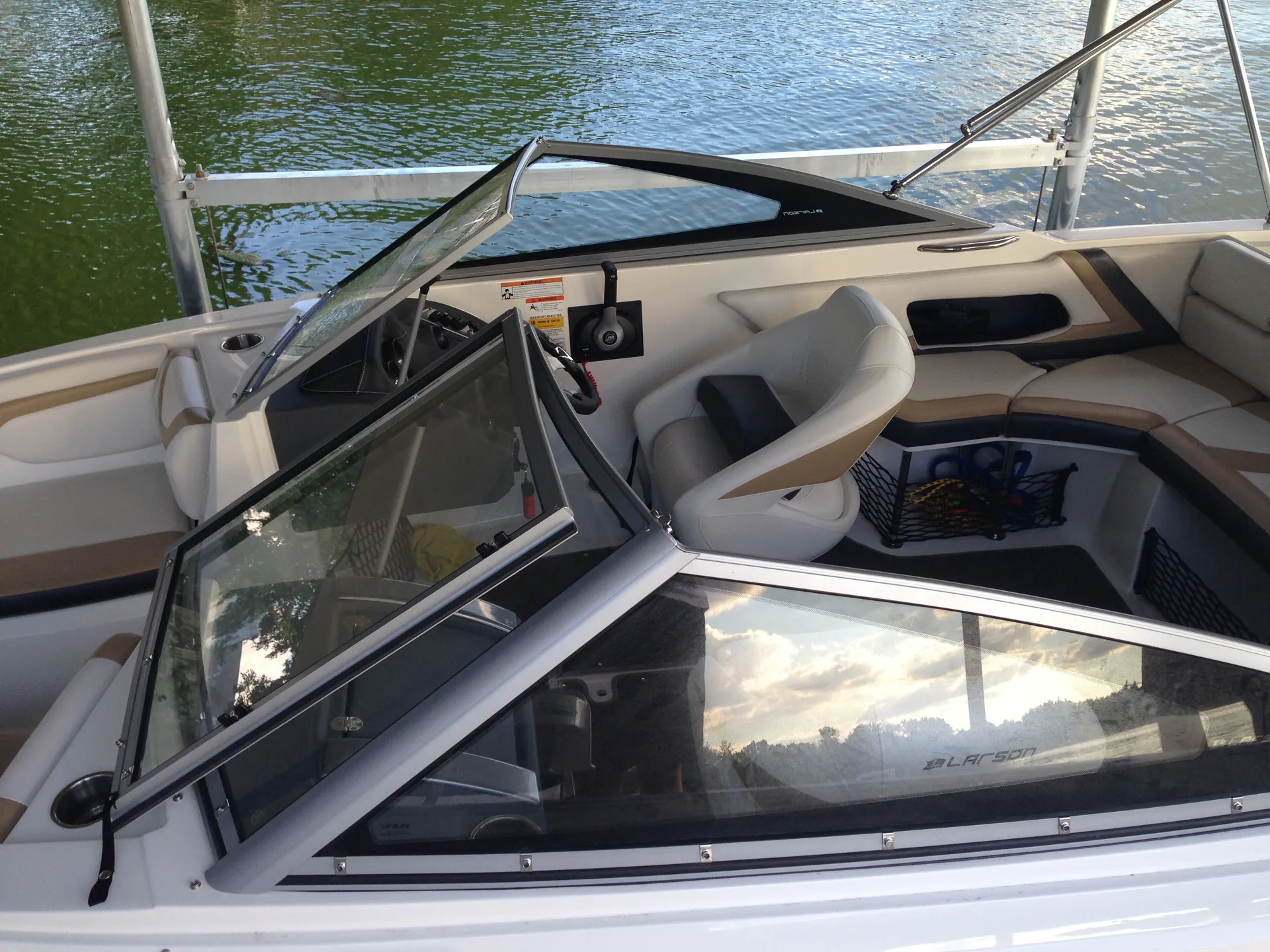 Larson Boats LX 2150  in Lake View, IA — photo 3