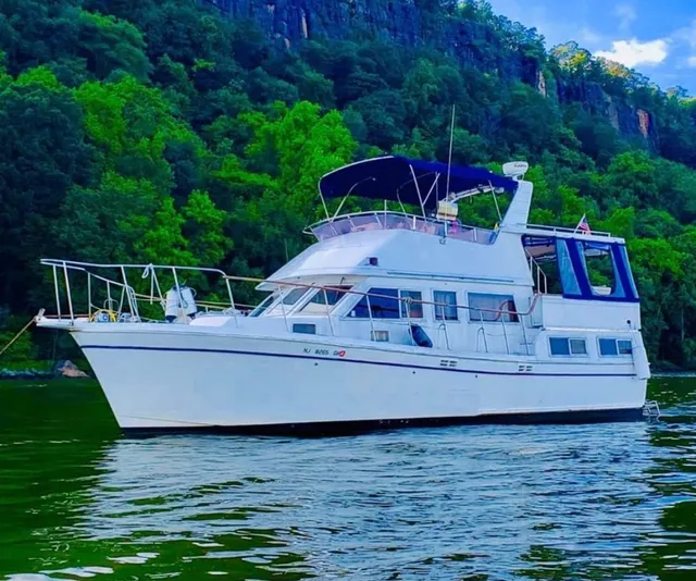 Rent a Marine Trader motor yacht in Edgewater, NJ near me