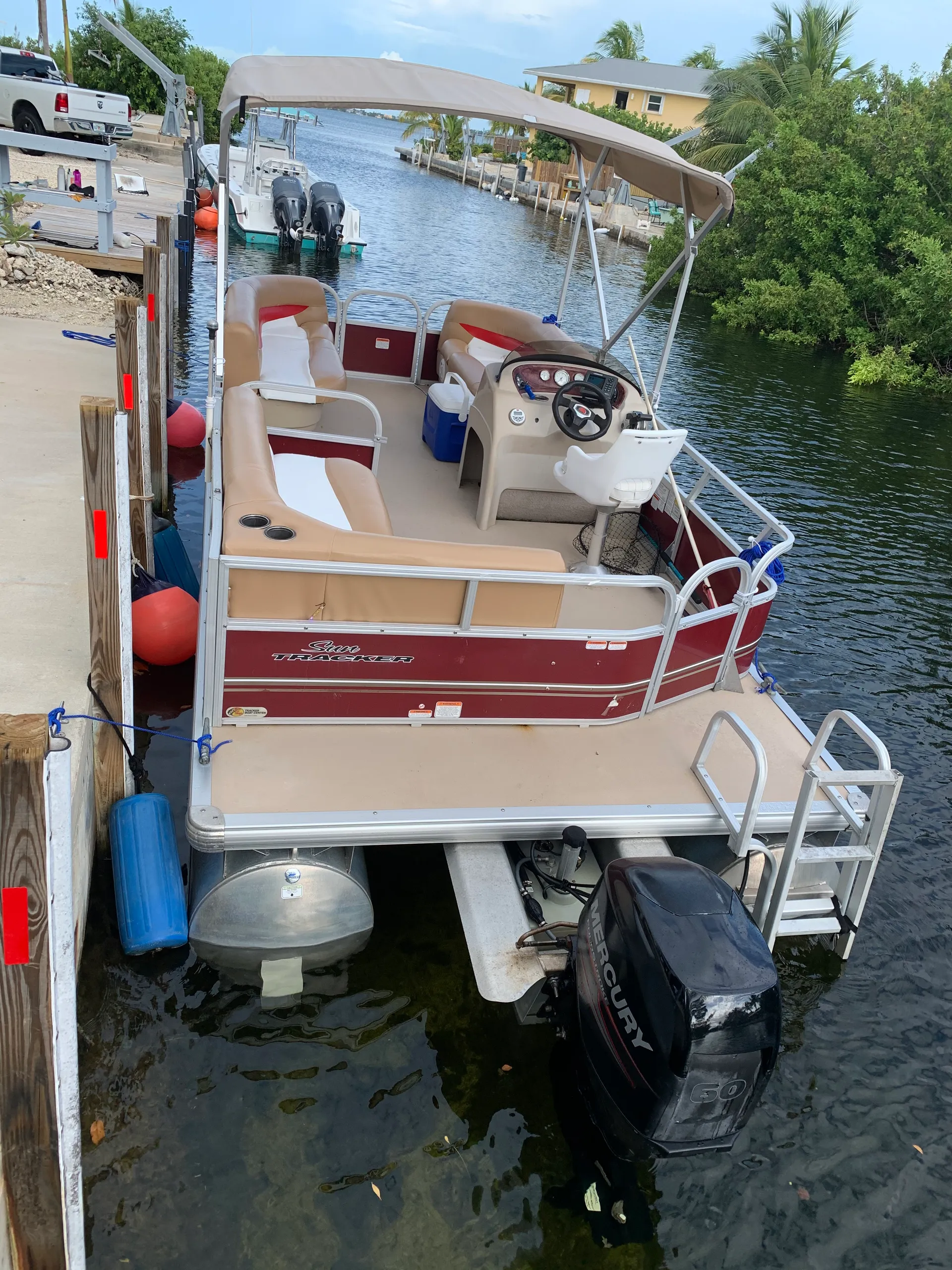 18' Pontoon rental Cudjoe Key. Multi day. Delivery