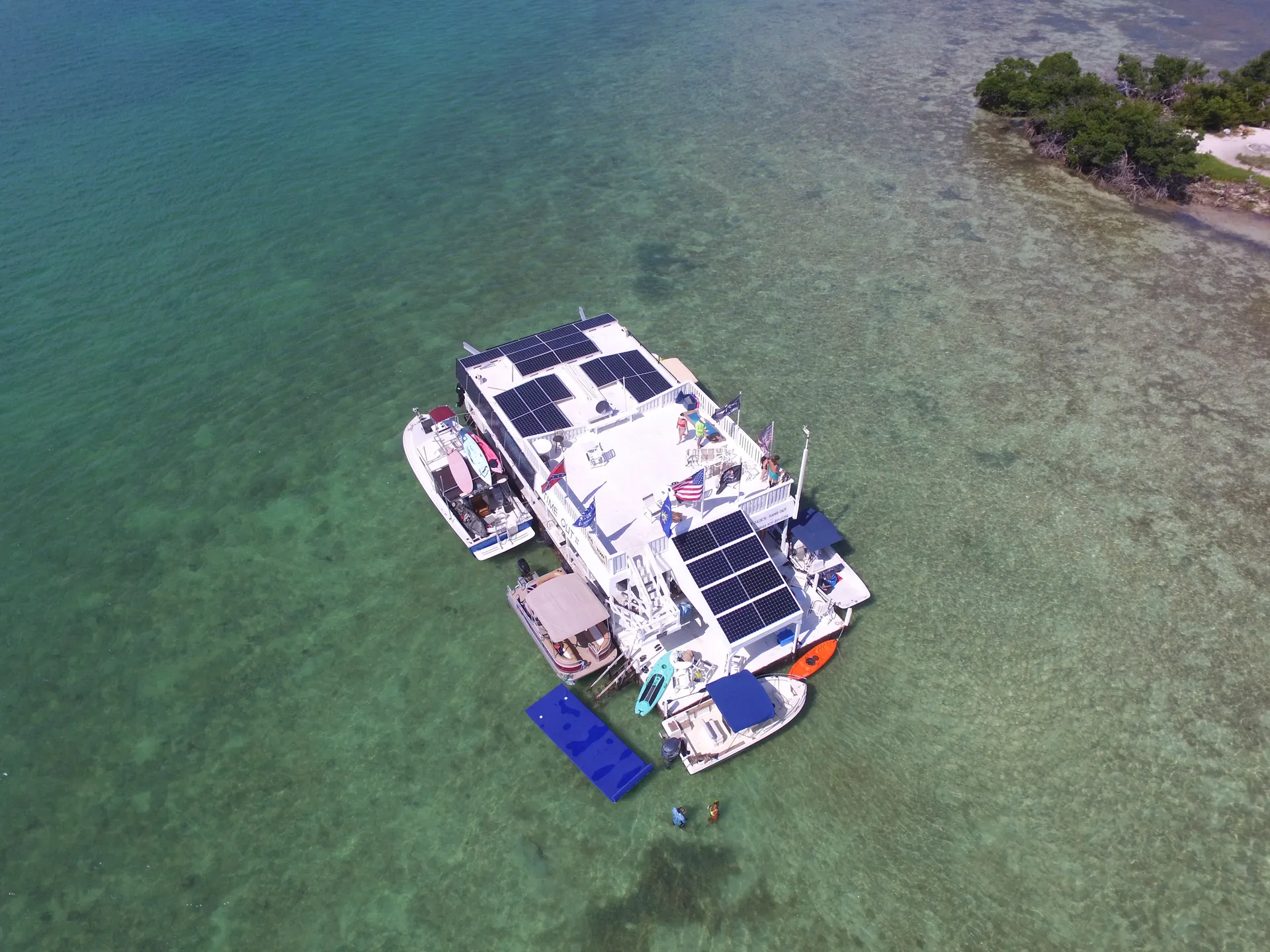 18' Pontoon rental Cudjoe Key. Multi day. Delivery
