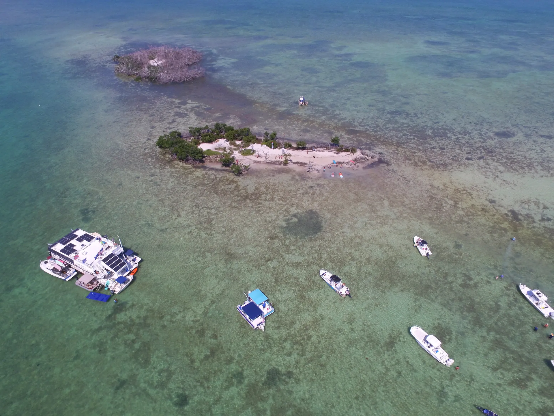 18' Pontoon rental Cudjoe Key. Multi day. Delivery