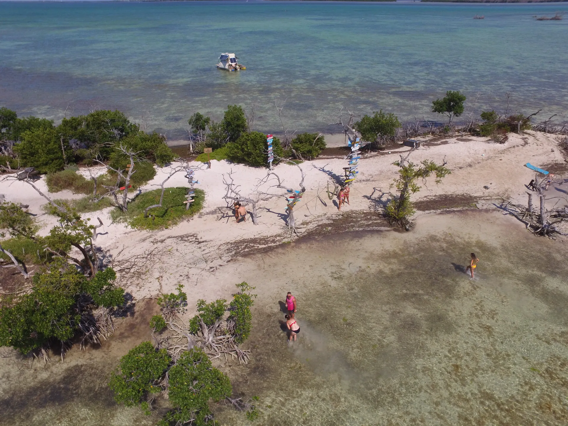 18' Pontoon rental Cudjoe Key. Multi day. Delivery